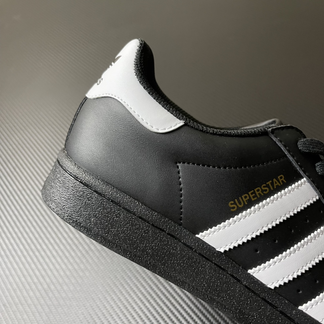 
【纯原】！AD Originals Superstar 经典贝壳头休闲板鞋 黑白！
货号：EG4959