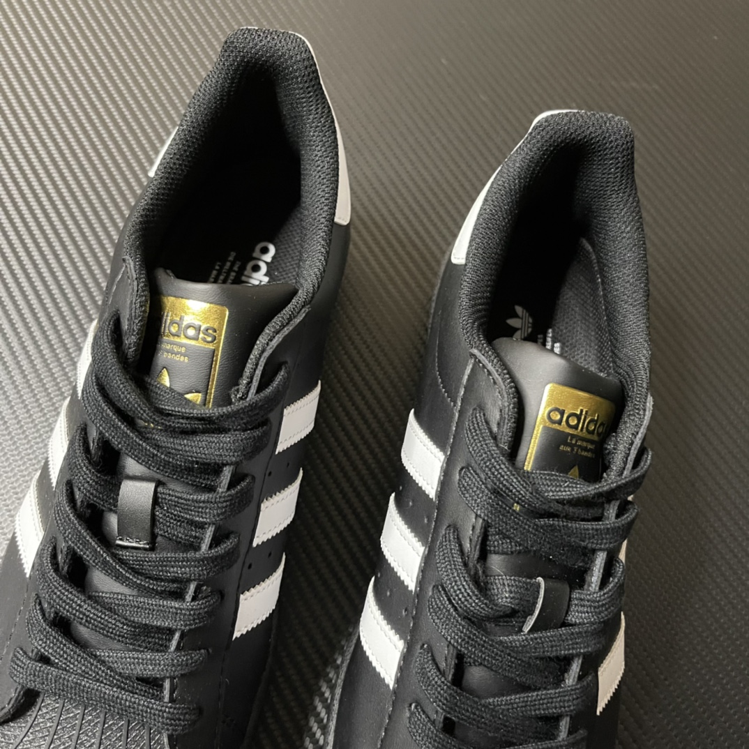 
【纯原】！AD Originals Superstar 经典贝壳头休闲板鞋 黑白！
货号：EG4959