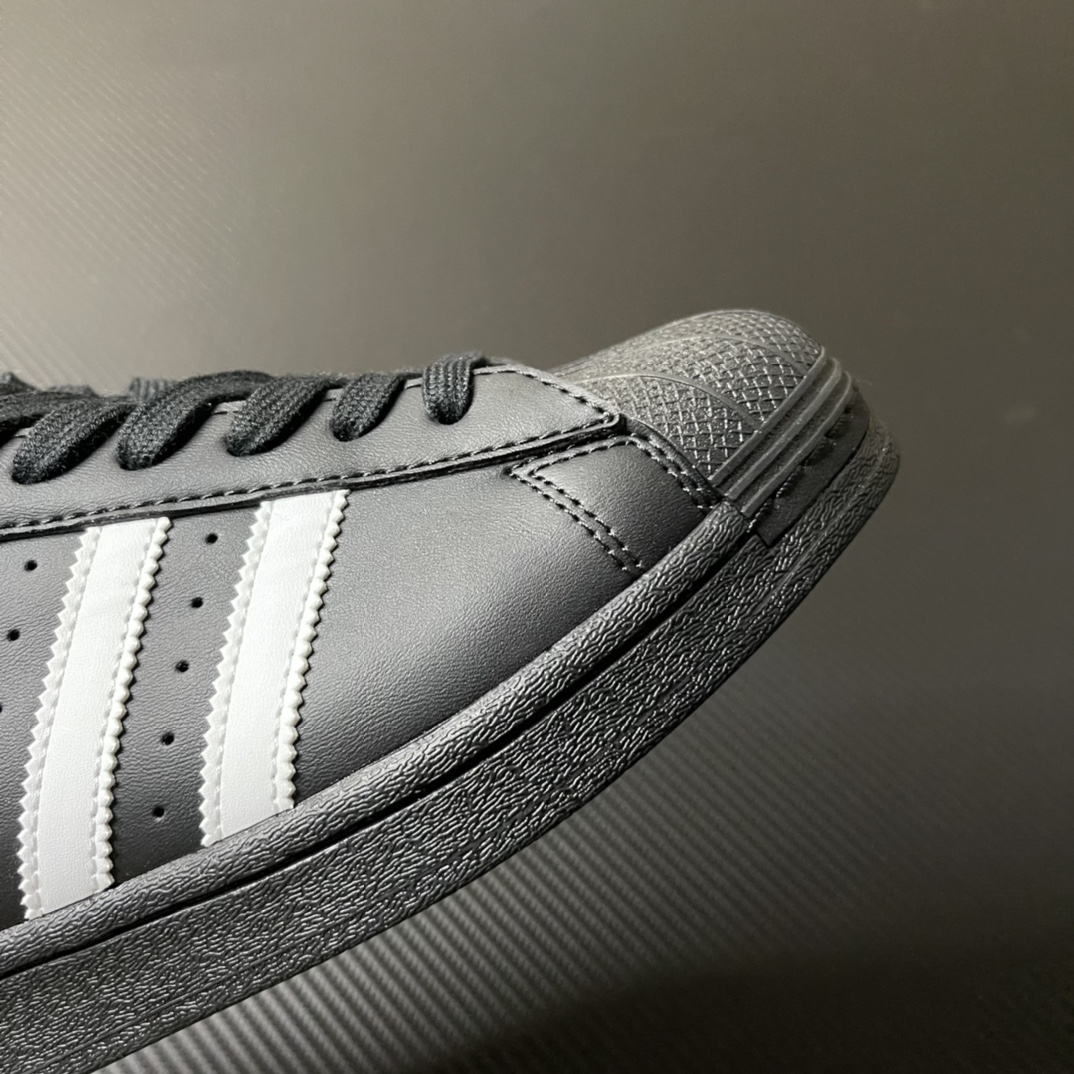 
【纯原】！AD Originals Superstar 经典贝壳头休闲板鞋 黑白！
货号：EG4959