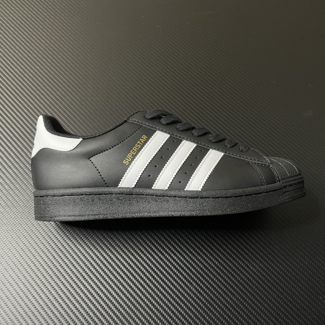 
【纯原】！AD Originals Superstar 经典贝壳头休闲板鞋 黑白！
货号：EG4959