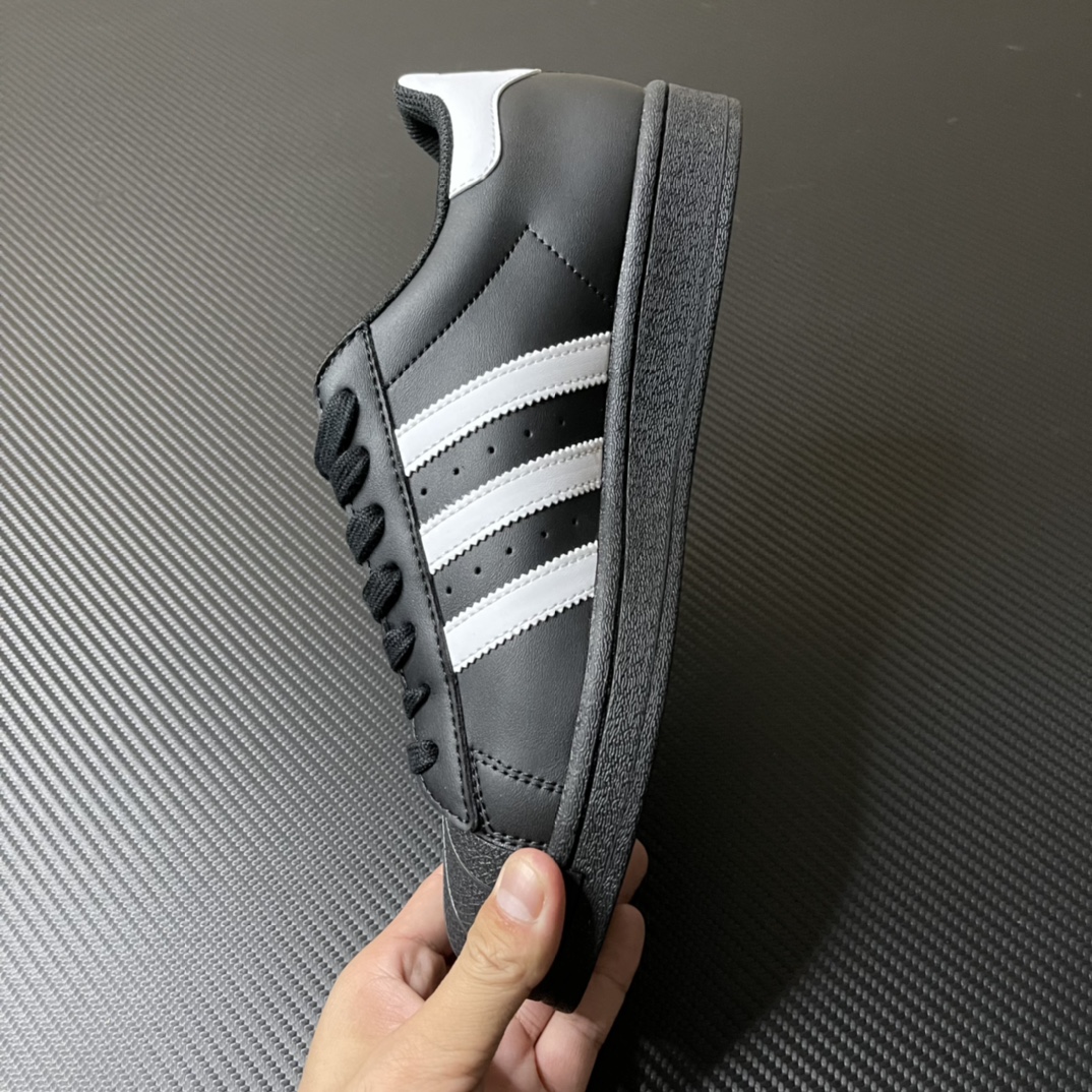 
【纯原】！AD Originals Superstar 经典贝壳头休闲板鞋 黑白！
货号：EG4959