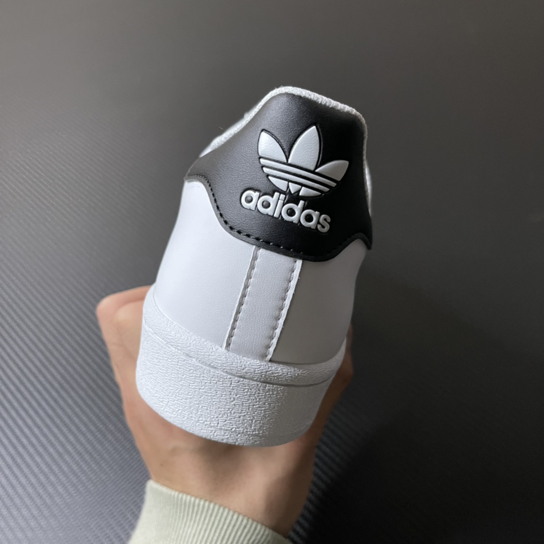 
【纯原】！AD Originals Superstar 经典贝壳头休闲板鞋 黑白！
货号：EG4958