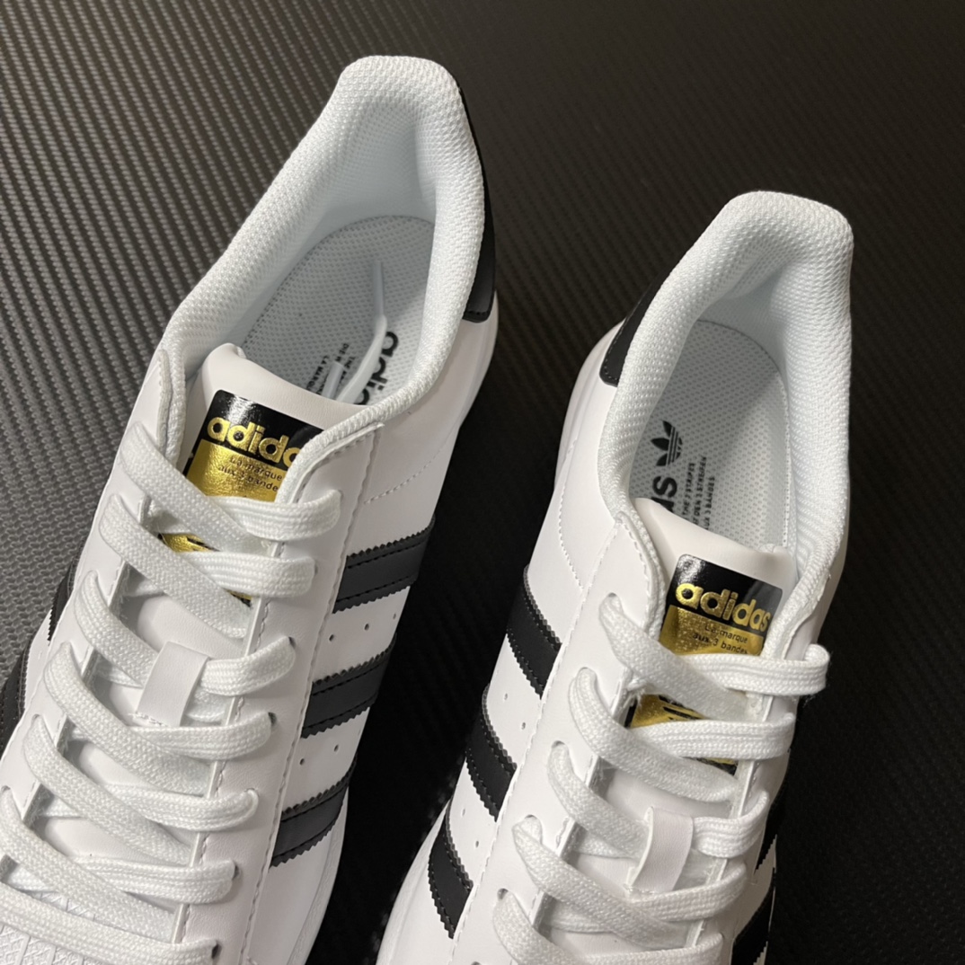 
【纯原】！AD Originals Superstar 经典贝壳头休闲板鞋 黑白！
货号：EG4958
