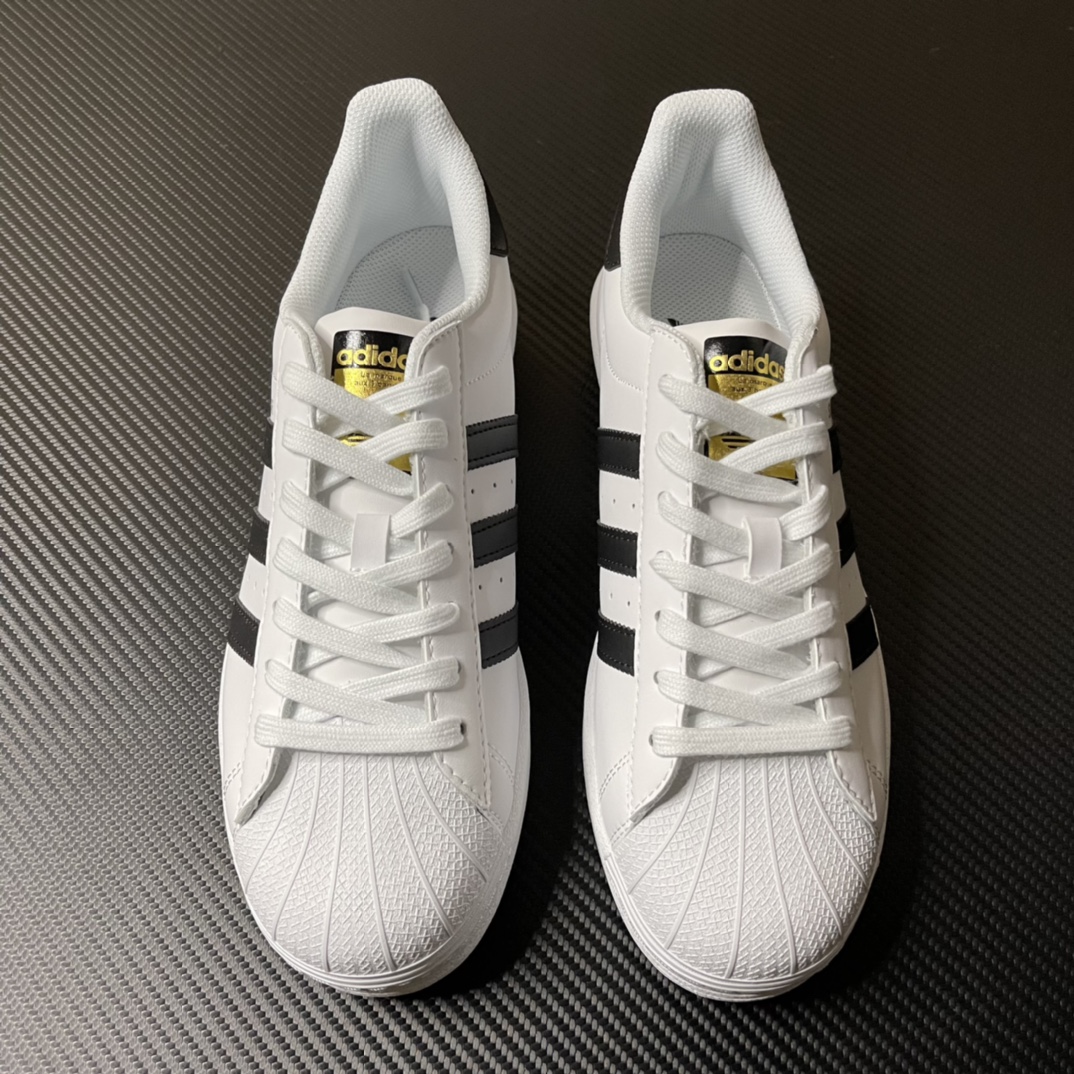 
【纯原】！AD Originals Superstar 经典贝壳头休闲板鞋 黑白！
货号：EG4958