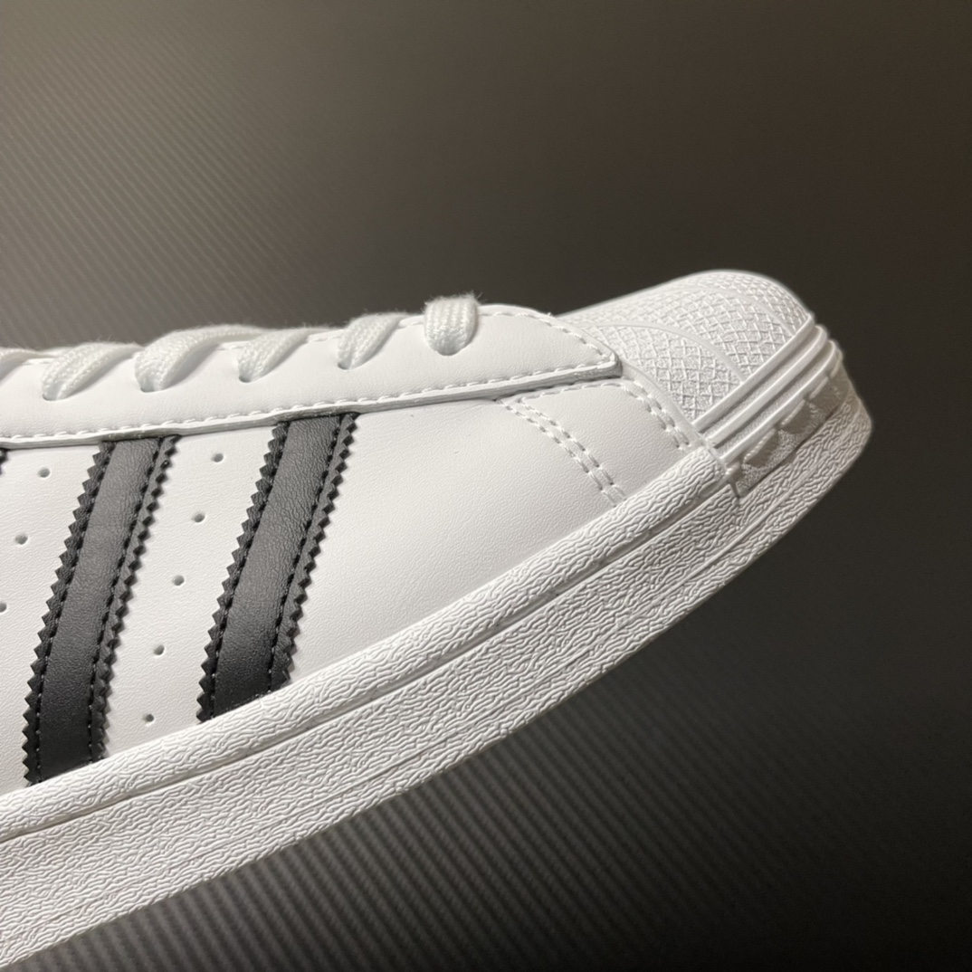 
【纯原】！AD Originals Superstar 经典贝壳头休闲板鞋 黑白！
货号：EG4958
