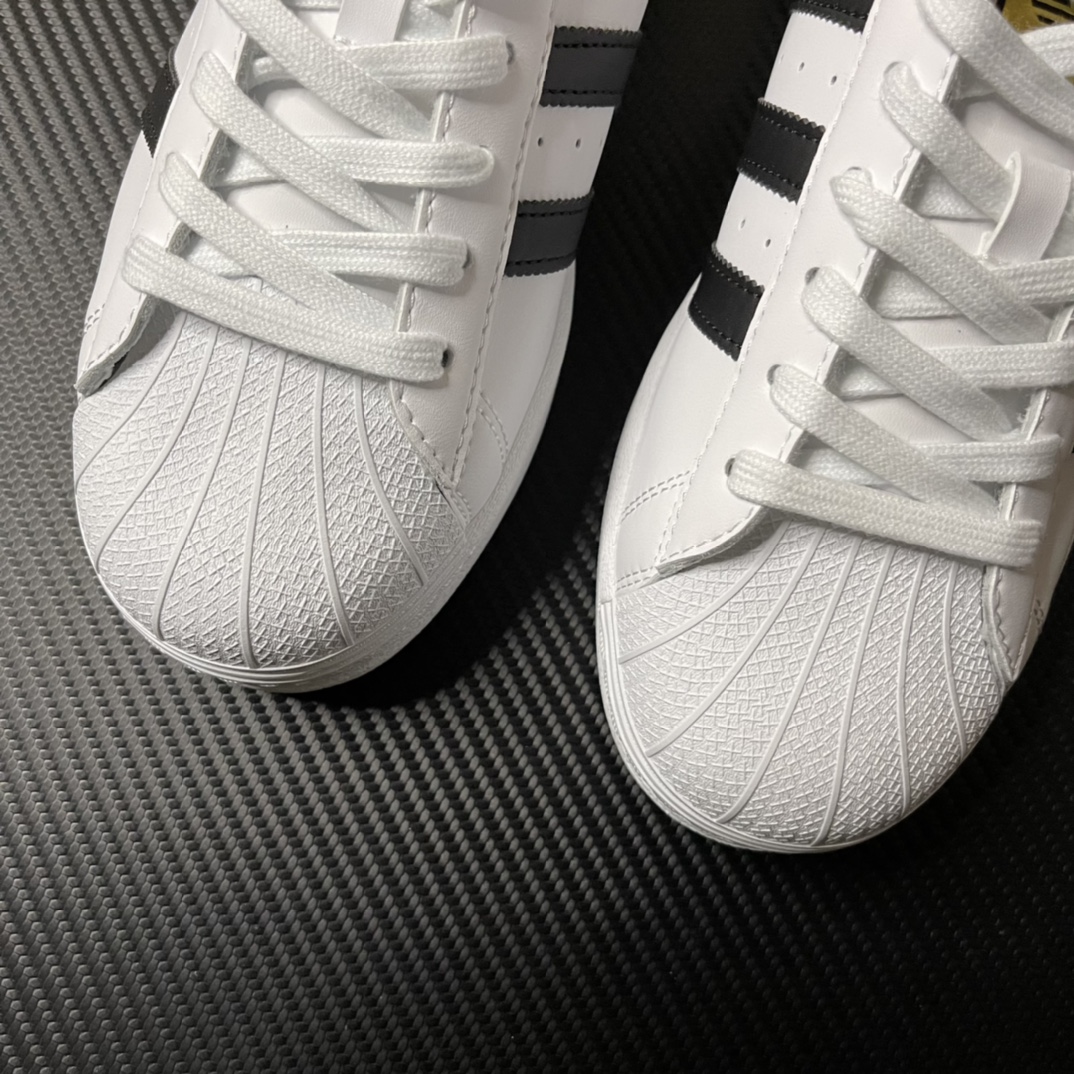 
【纯原】！AD Originals Superstar 经典贝壳头休闲板鞋 黑白！
货号：EG4958