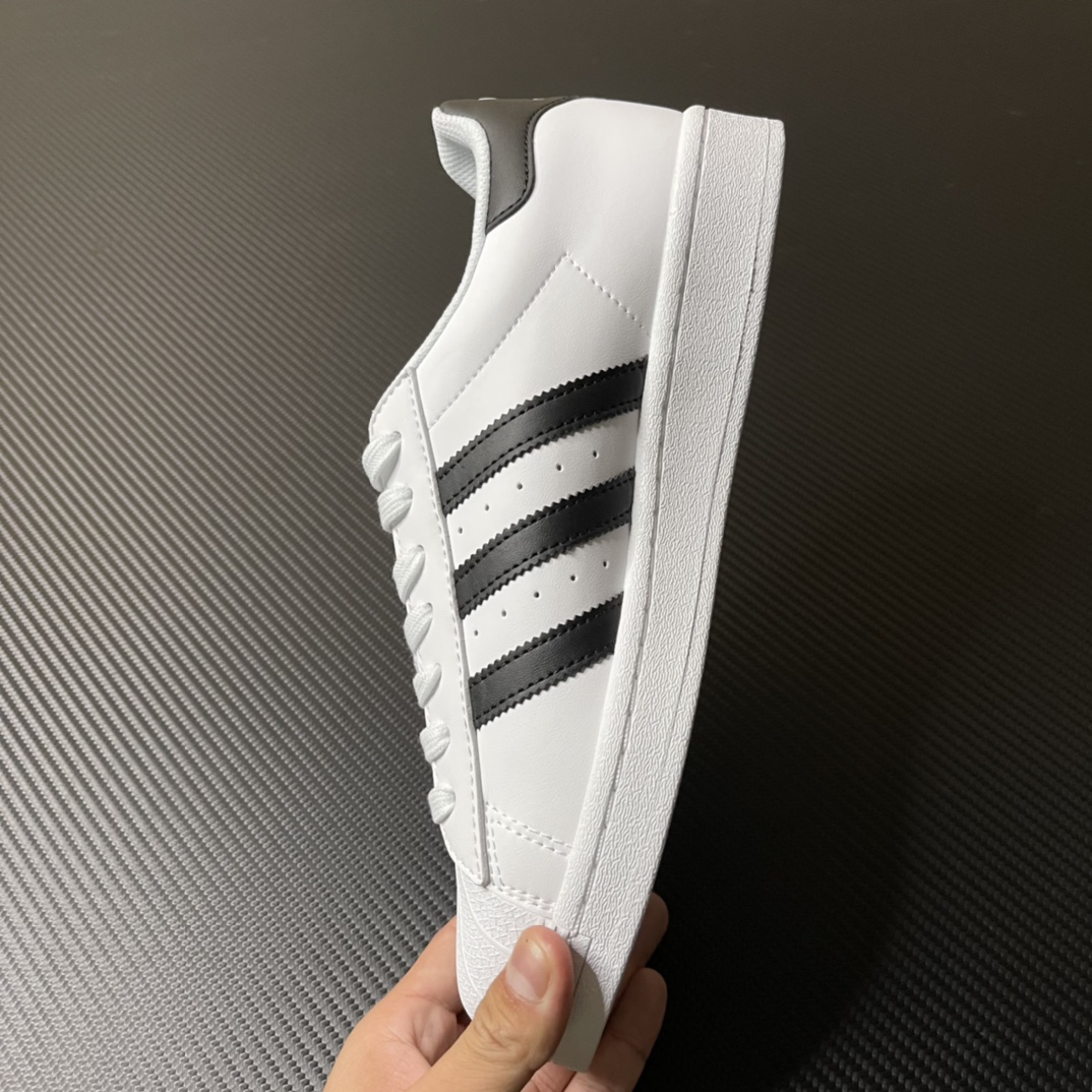 
【纯原】！AD Originals Superstar 经典贝壳头休闲板鞋 黑白！
货号：EG4958