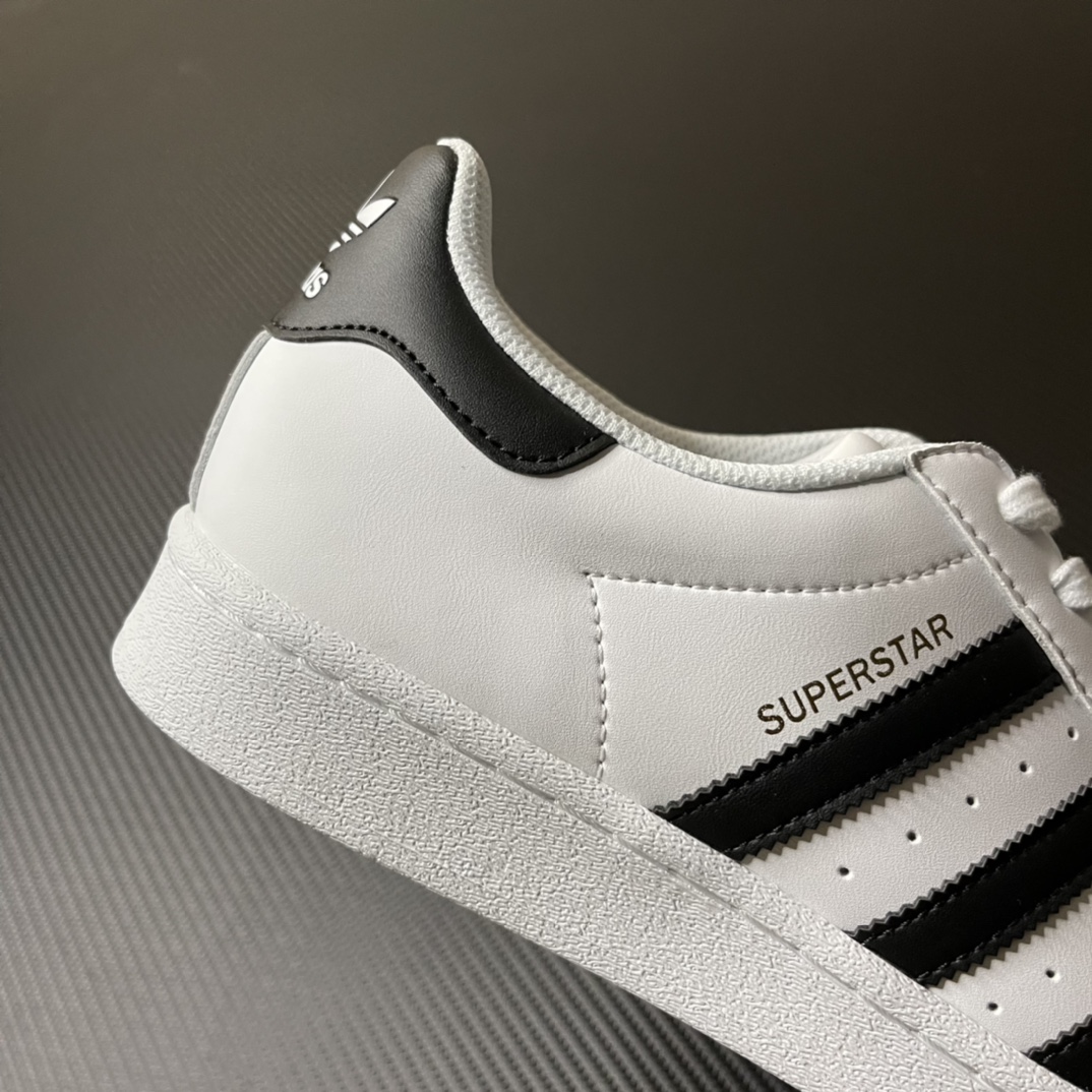 
【纯原】！AD Originals Superstar 经典贝壳头休闲板鞋 黑白！
货号：EG4958