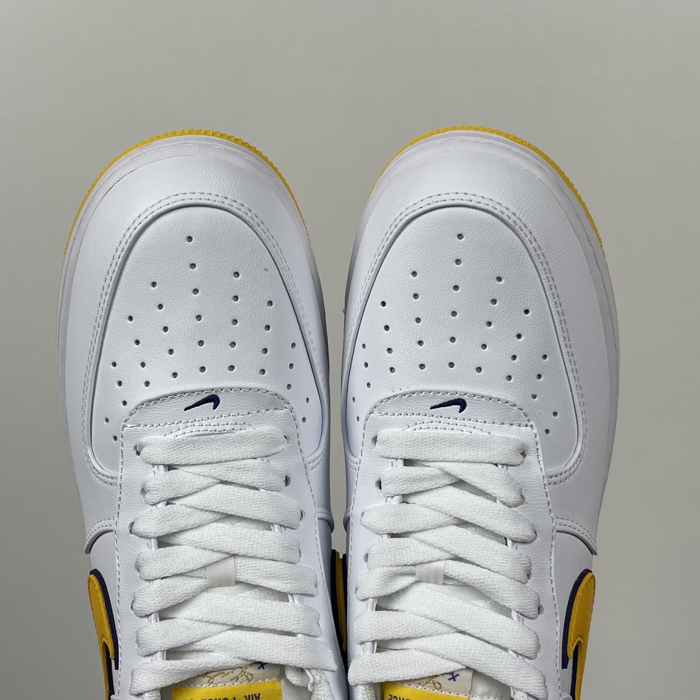 特价    
 NK Air Force 1´07 Low 空军一号低帮百搭休闲运动板鞋 科比限定 白金