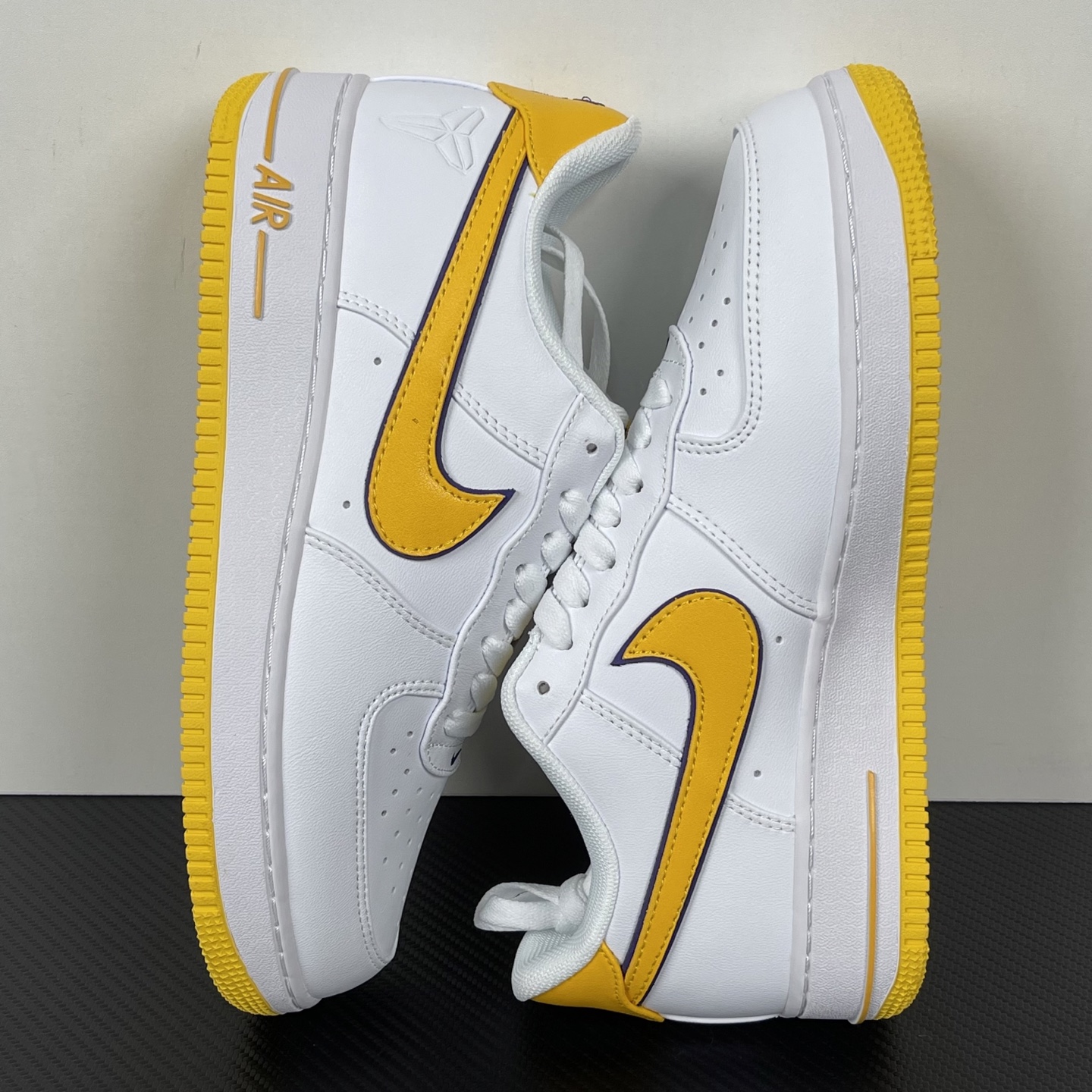 特价    
 NK Air Force 1´07 Low 空军一号低帮百搭休闲运动板鞋 科比限定 白金