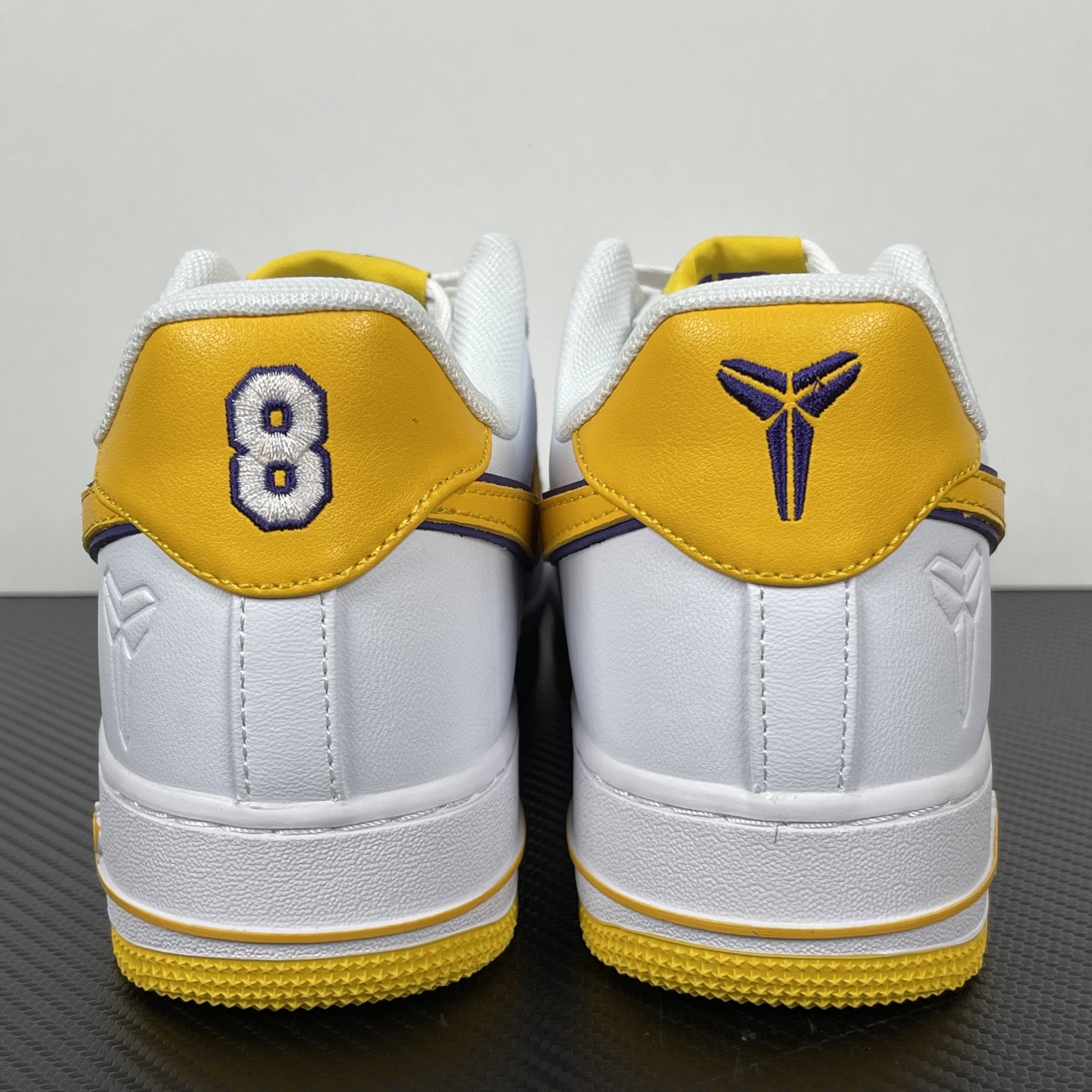 特价    
 NK Air Force 1´07 Low 空军一号低帮百搭休闲运动板鞋 科比限定 白金