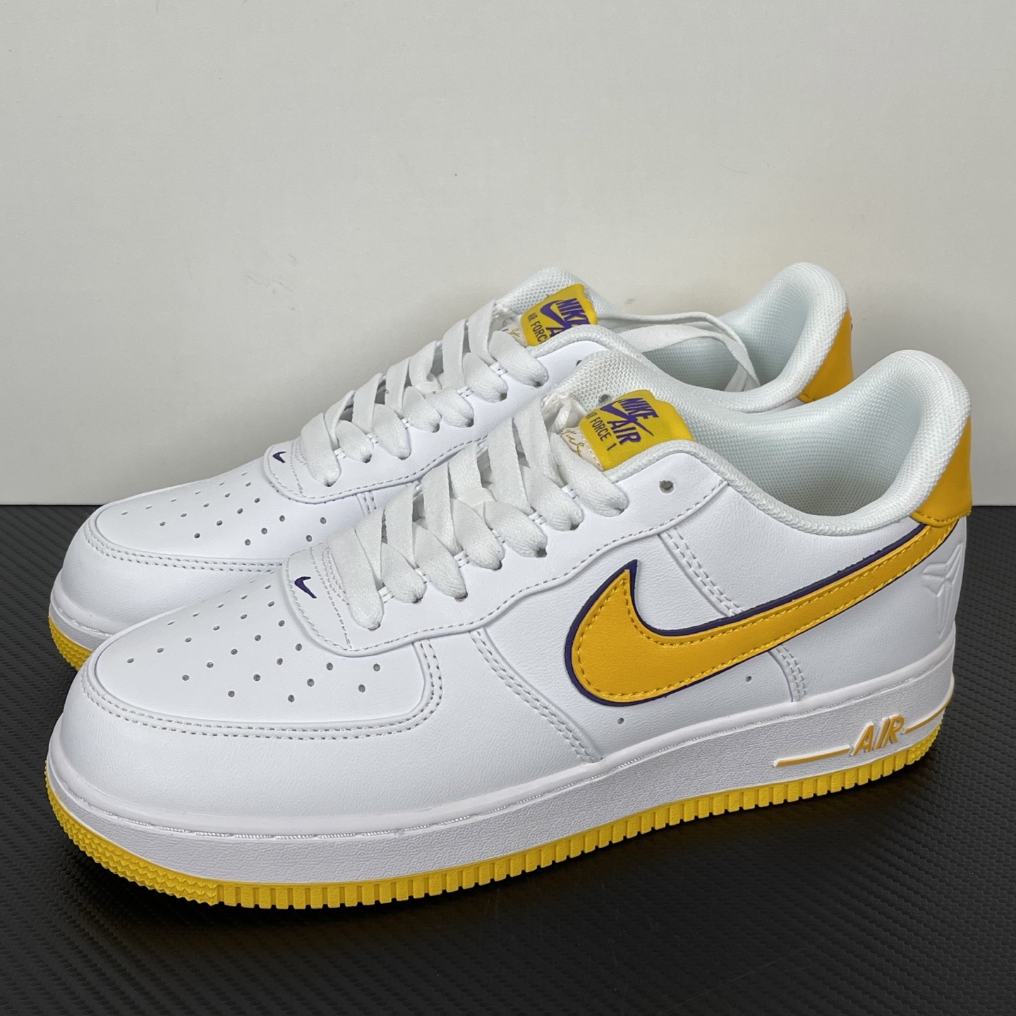 特价    
 NK Air Force 1´07 Low 空军一号低帮百搭休闲运动板鞋 科比限定 白金