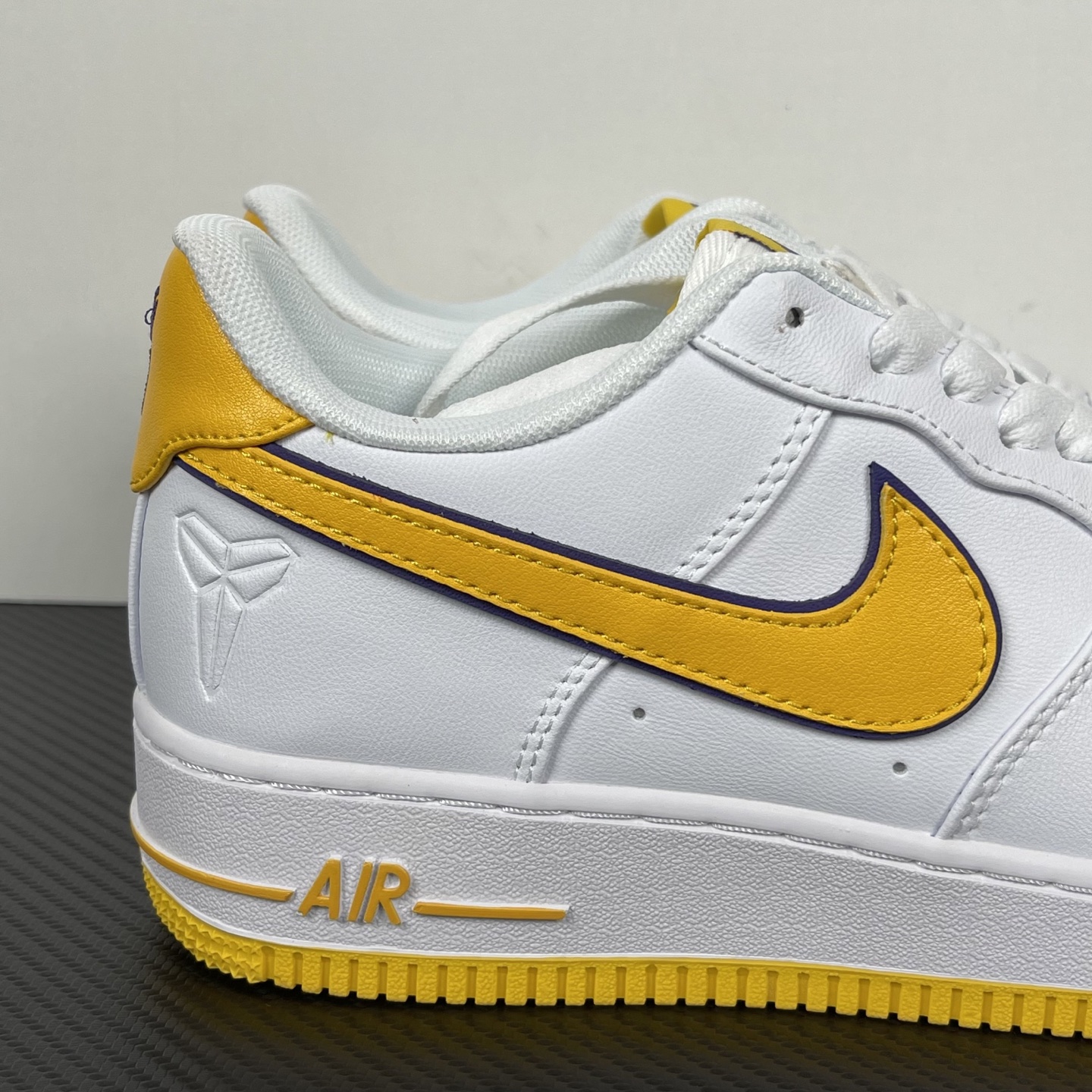 特价    
 NK Air Force 1´07 Low 空军一号低帮百搭休闲运动板鞋 科比限定 白金