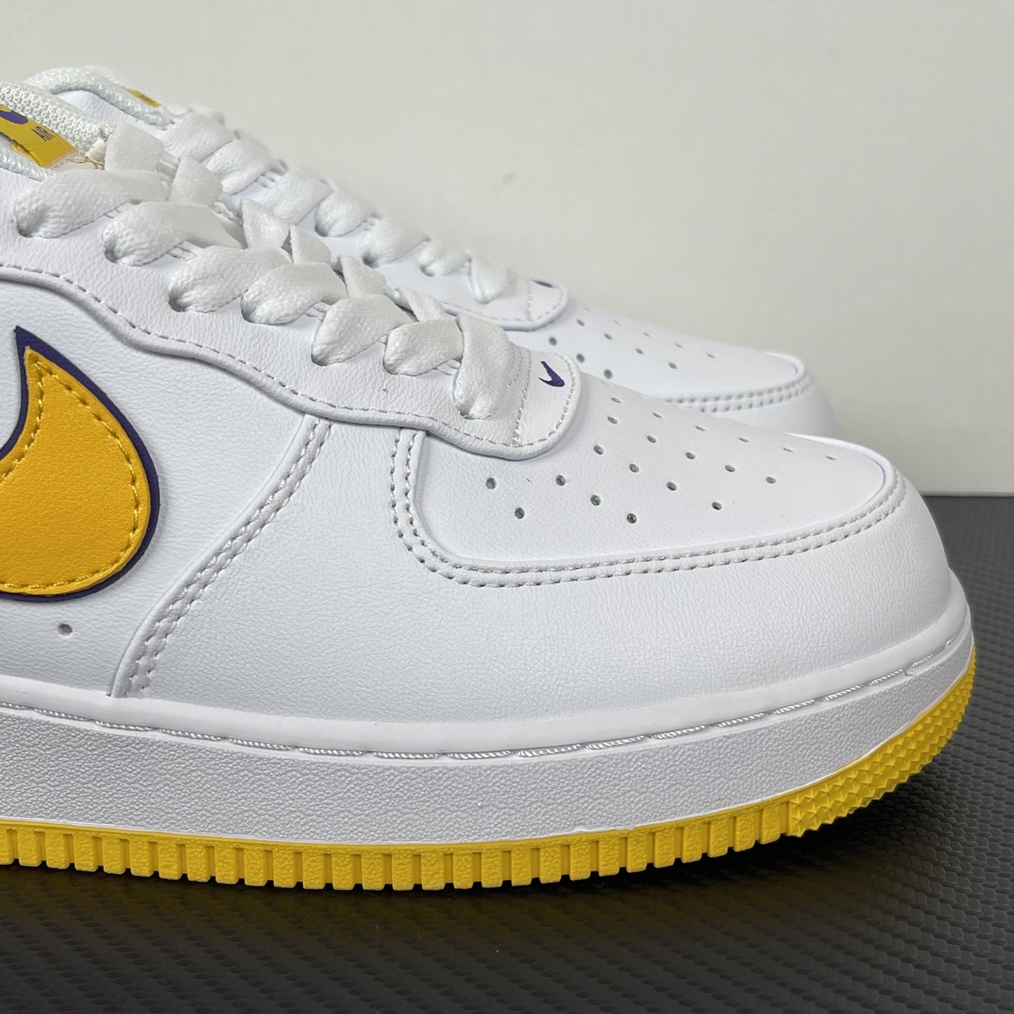 特价    
 NK Air Force 1´07 Low 空军一号低帮百搭休闲运动板鞋 科比限定 白金