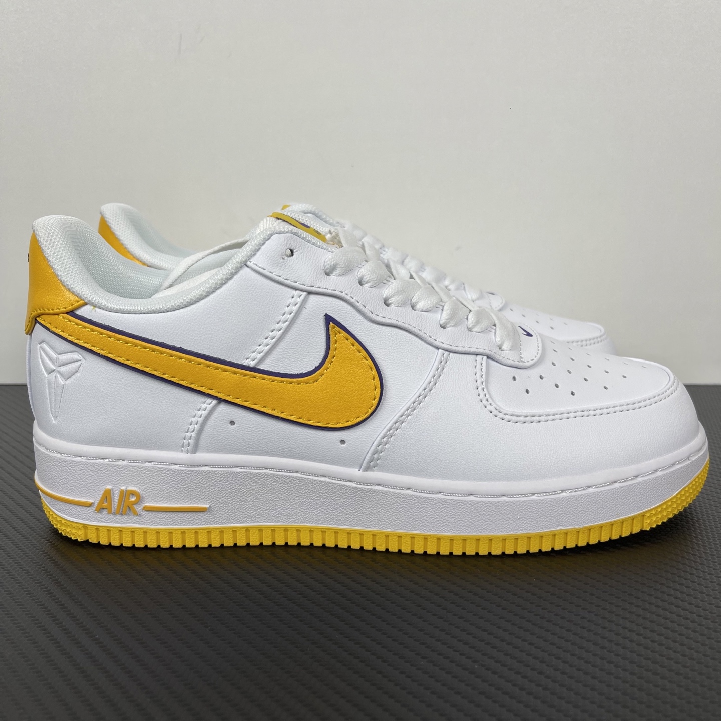 特价    
 NK Air Force 1´07 Low 空军一号低帮百搭休闲运动板鞋 科比限定 白金