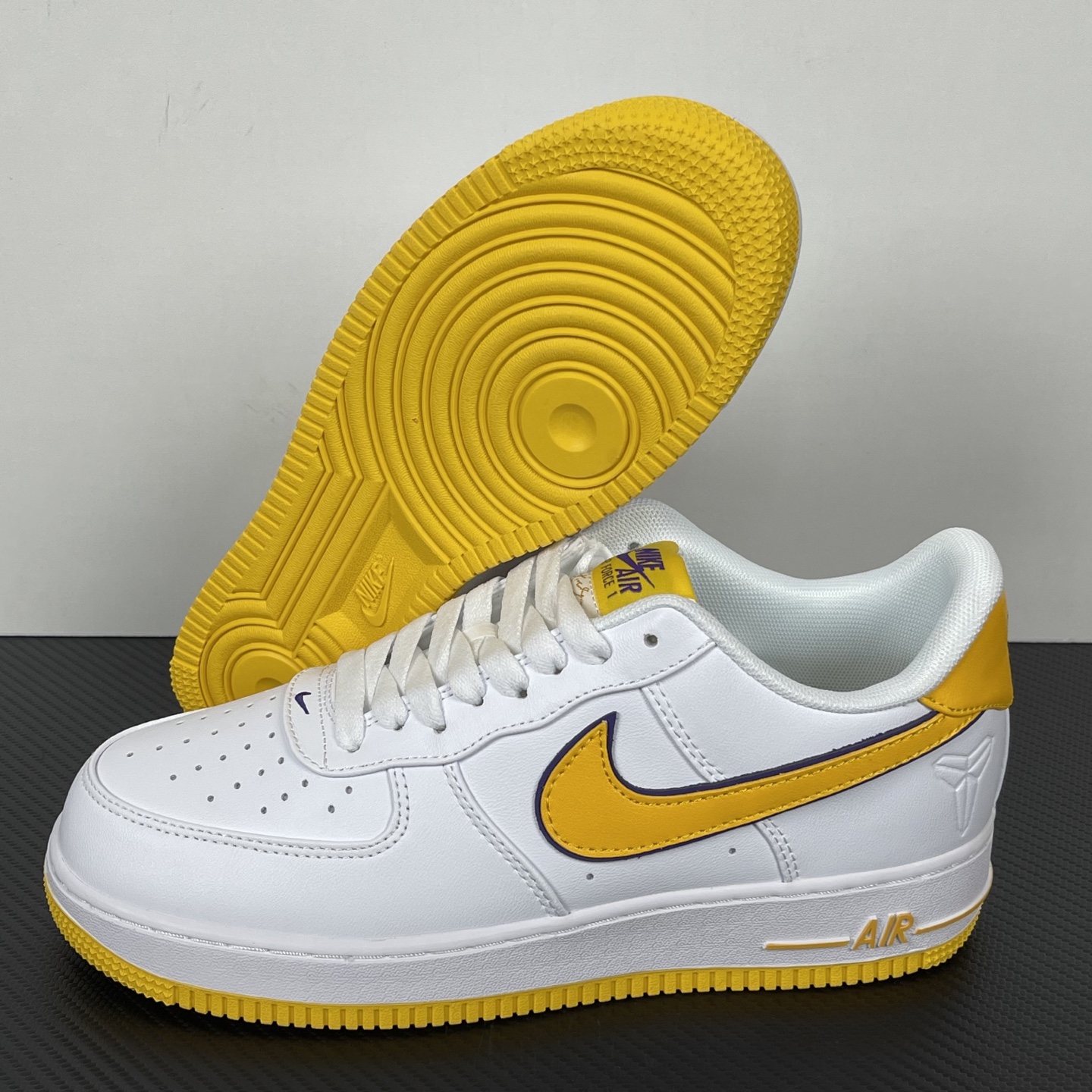 特价    
 NK Air Force 1´07 Low 空军一号低帮百搭休闲运动板鞋 科比限定 白金