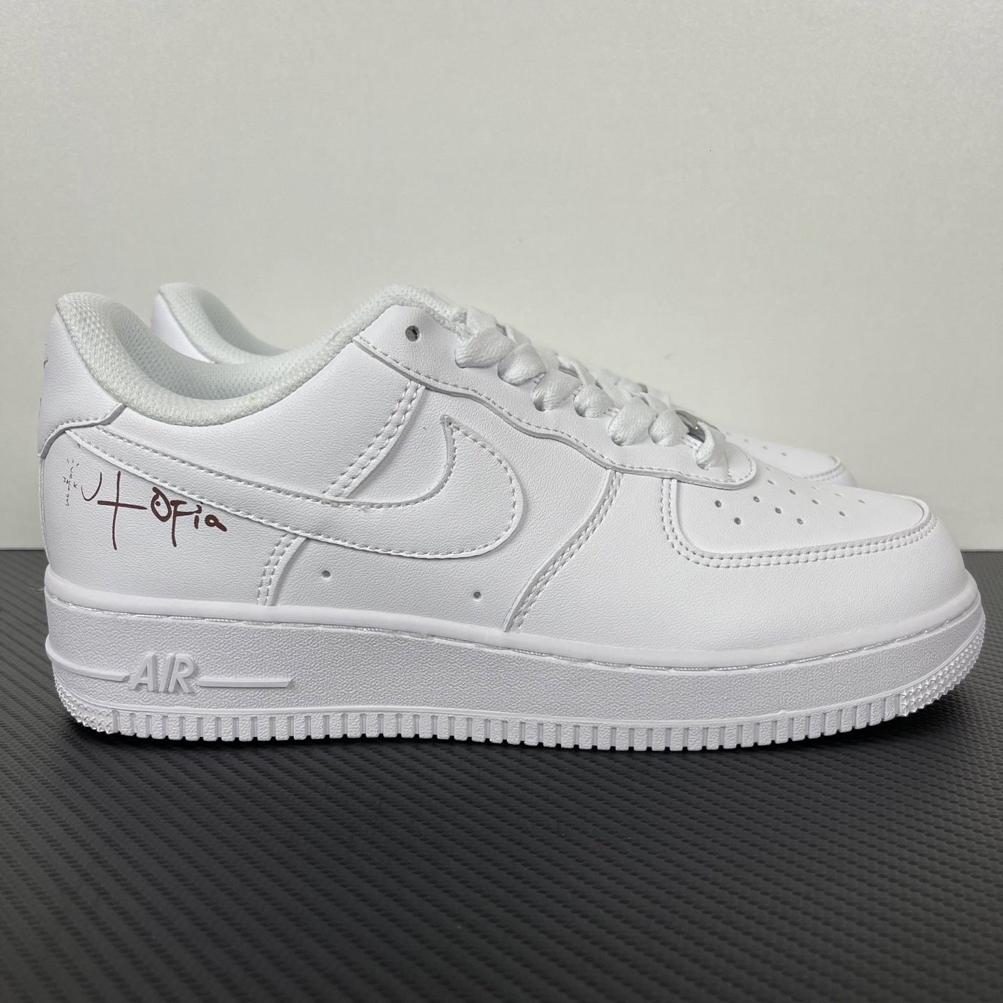 特价    
【纯原】！NK Air Force 1 Low ‘07 空军一号低帮经典板鞋 全白联名！
