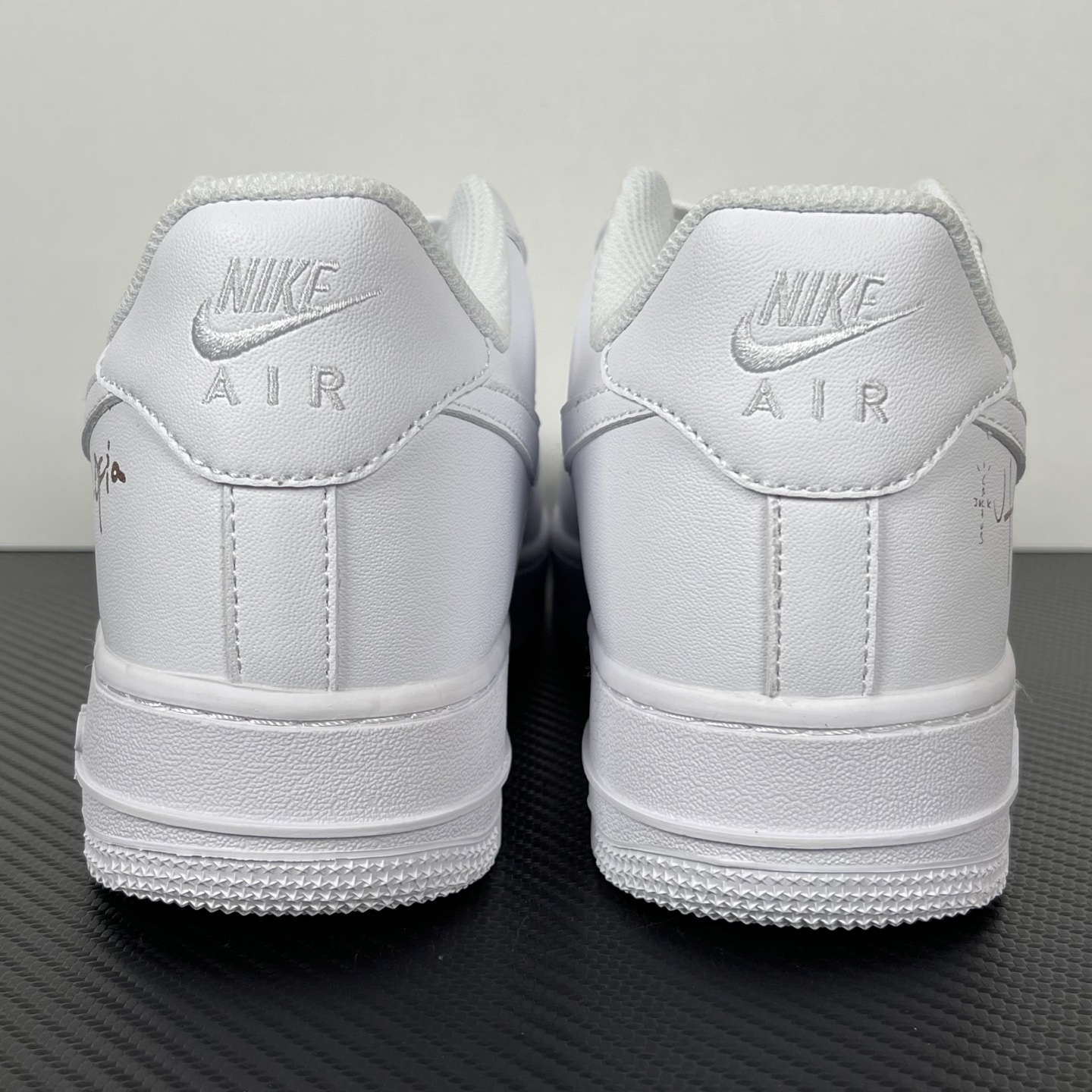 特价    
【纯原】！NK Air Force 1 Low ‘07 空军一号低帮经典板鞋 全白联名！
