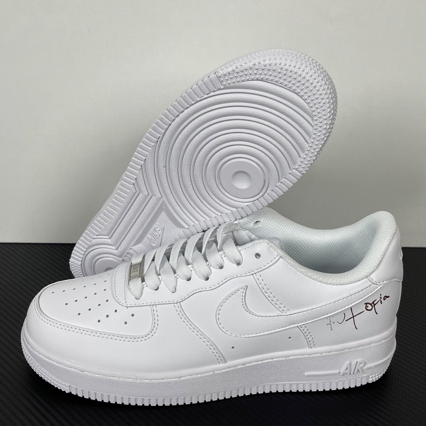 特价    
【纯原】！NK Air Force 1 Low ‘07 空军一号低帮经典板鞋 全白联名！
