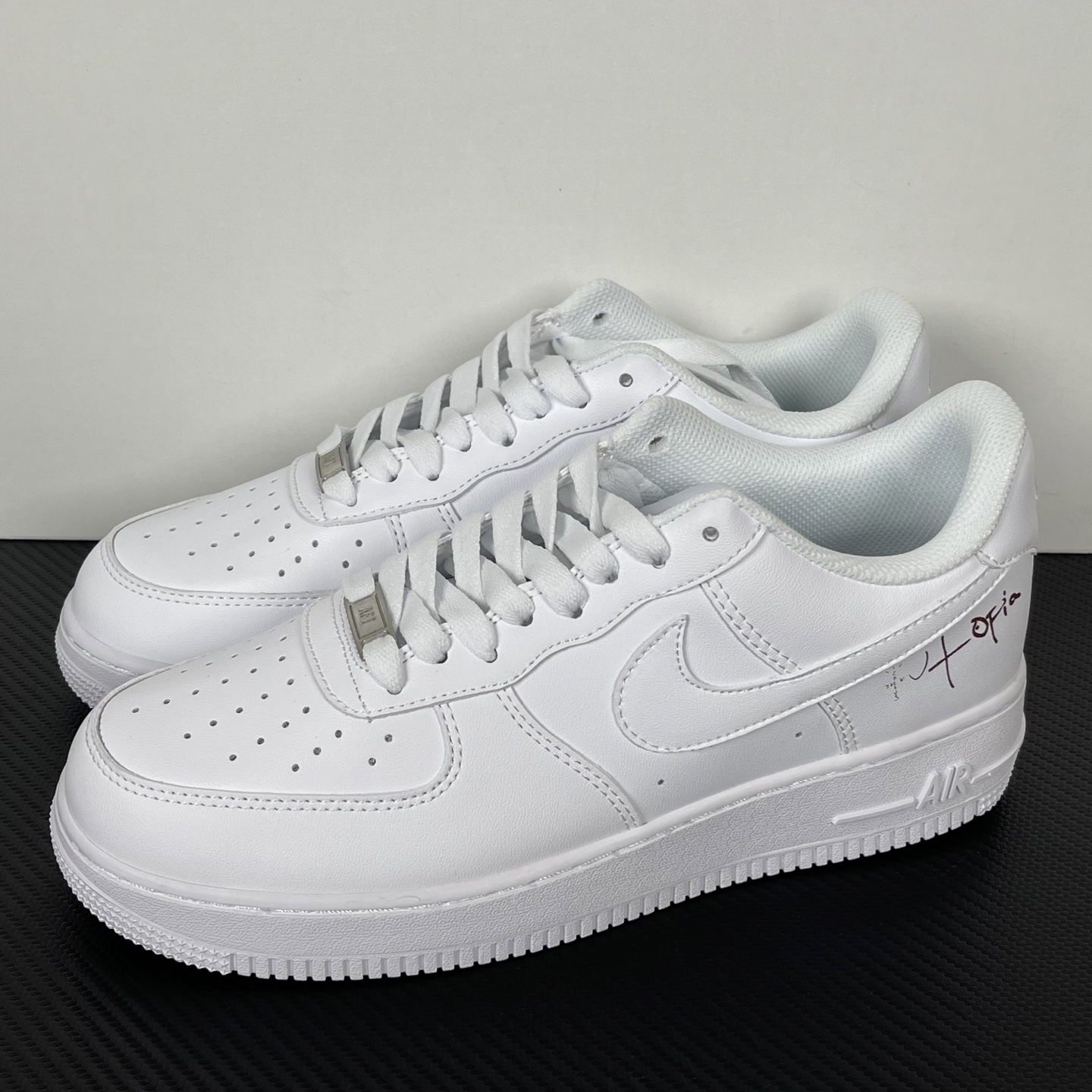 特价    
【纯原】！NK Air Force 1 Low ‘07 空军一号低帮经典板鞋 全白联名！
