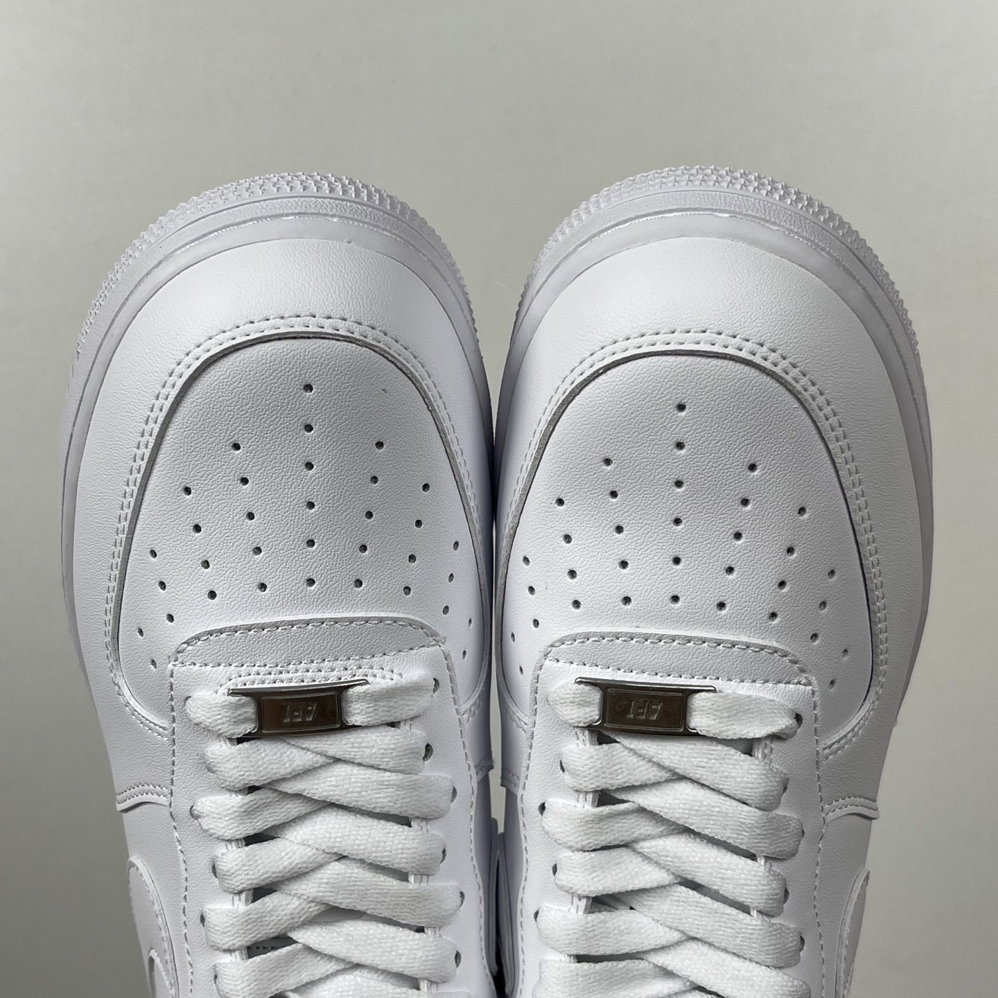 特价    
【纯原】！NK Air Force 1 Low ‘07 空军一号低帮经典板鞋 全白联名！
