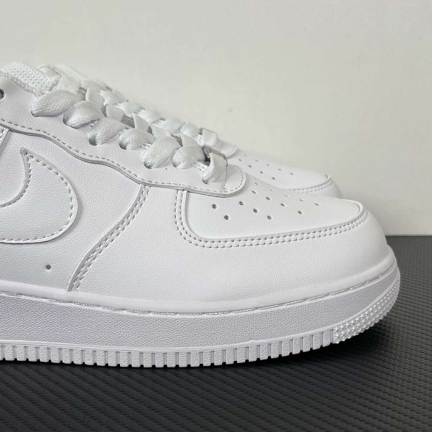 特价    
【纯原】！NK Air Force 1 Low ‘07 空军一号低帮经典板鞋 全白联名！
