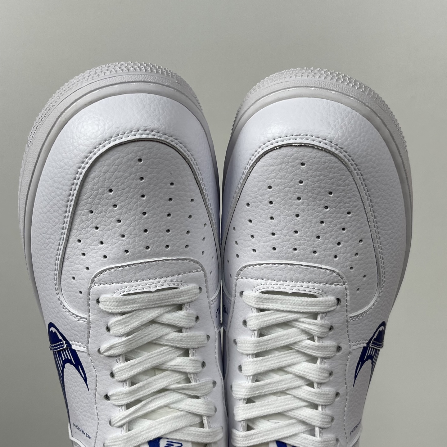 特价    
NK Air Force 1 Low ‘07 空军一号低帮经典板鞋！涂鸦蓝！
货号：CW7