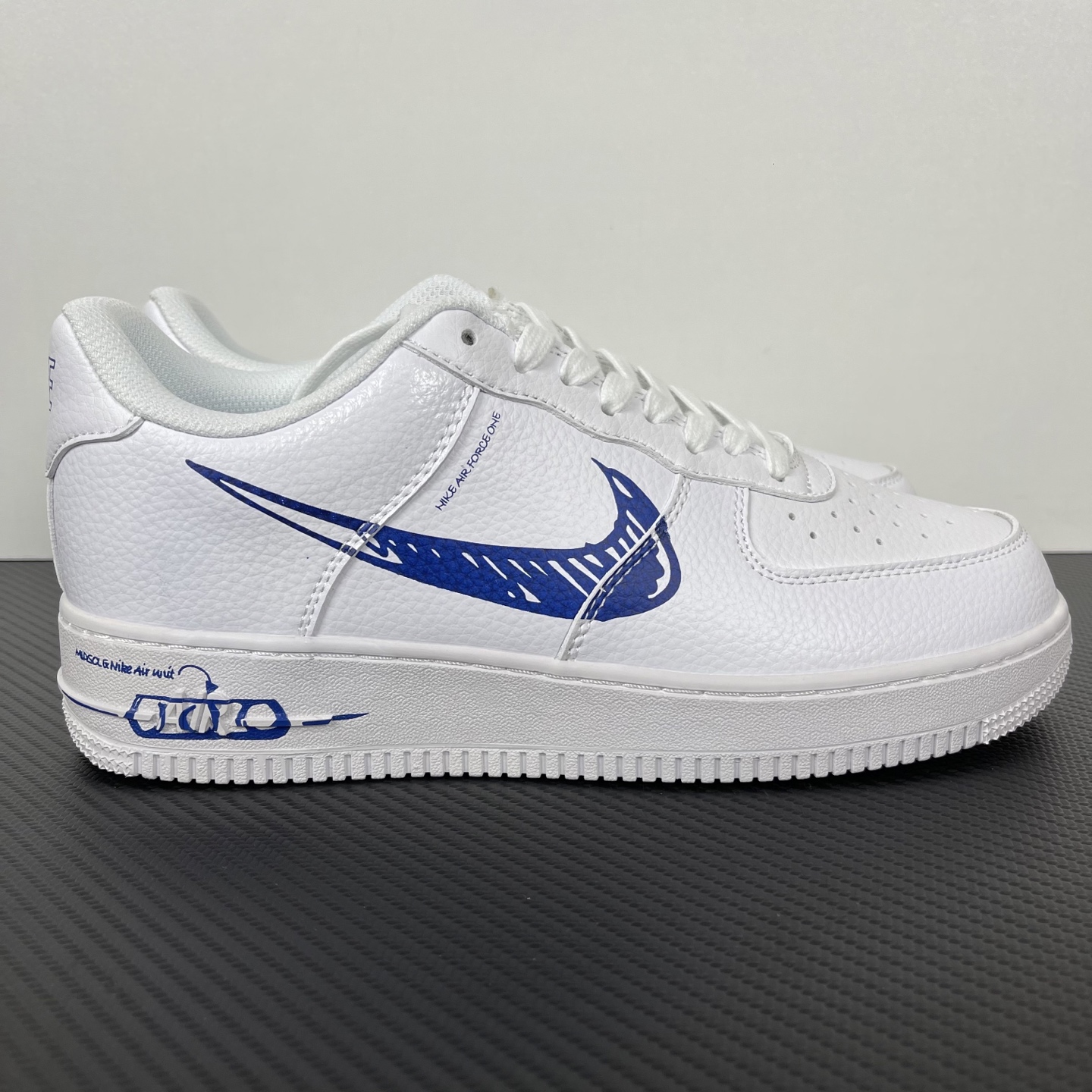 特价    
NK Air Force 1 Low ‘07 空军一号低帮经典板鞋！涂鸦蓝！
货号：CW7