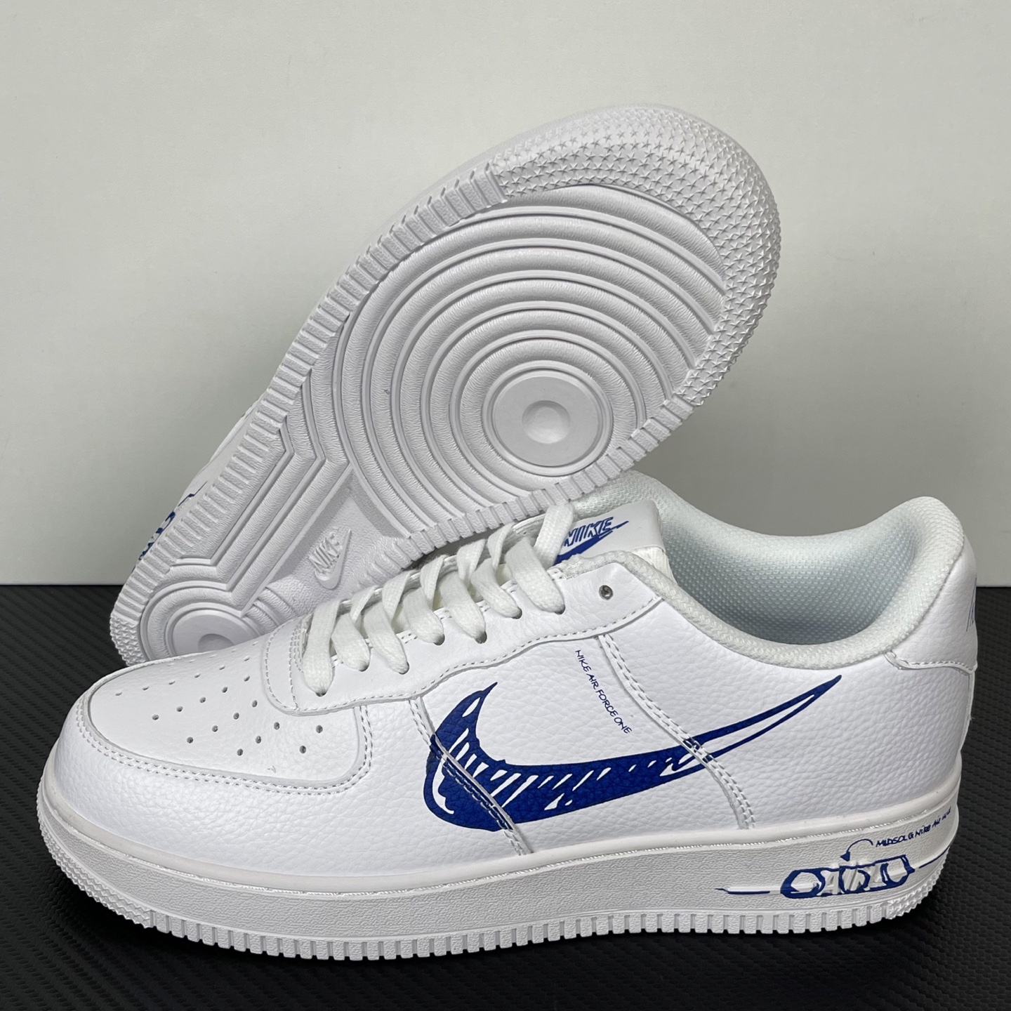 特价    
NK Air Force 1 Low ‘07 空军一号低帮经典板鞋！涂鸦蓝！
货号：CW7