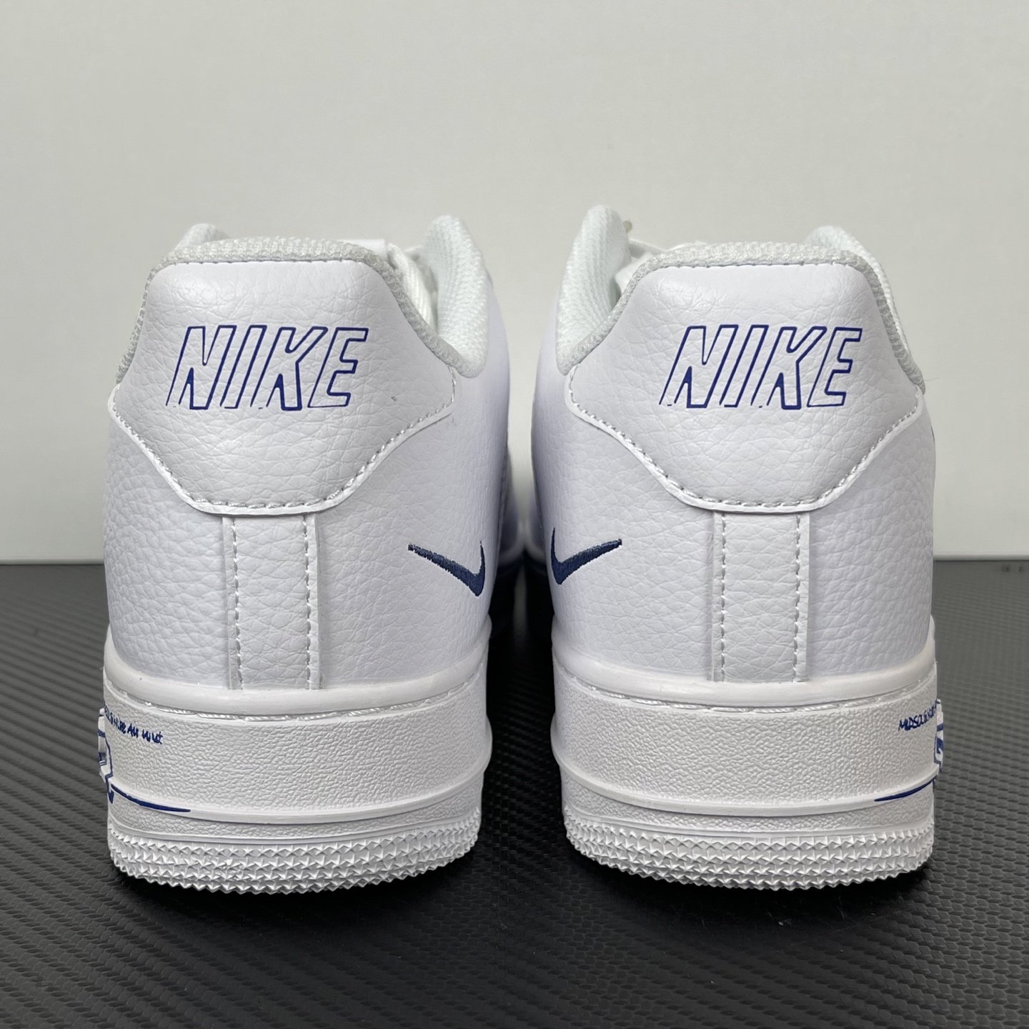 特价    
NK Air Force 1 Low ‘07 空军一号低帮经典板鞋！涂鸦蓝！
货号：CW7