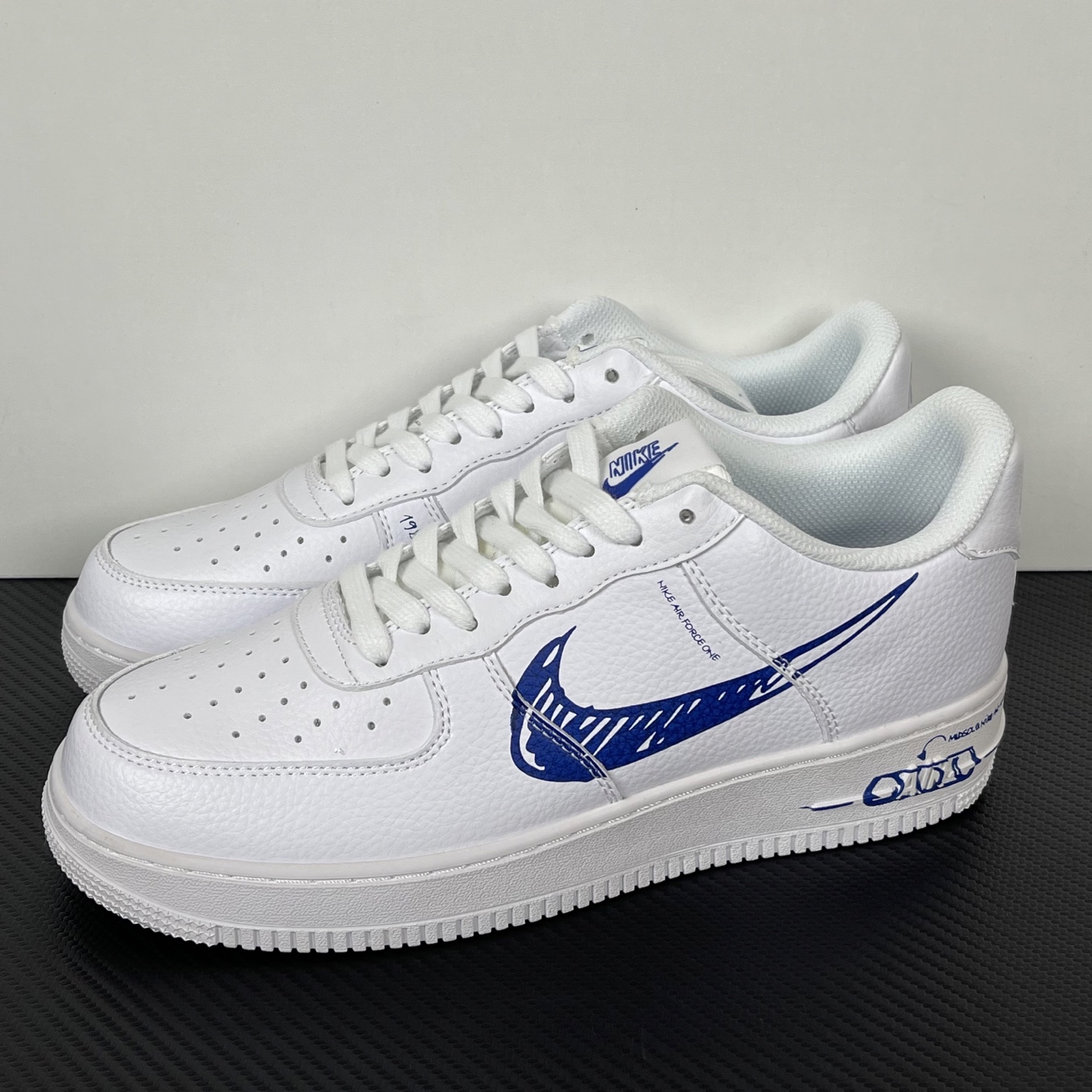 特价    
NK Air Force 1 Low ‘07 空军一号低帮经典板鞋！涂鸦蓝！
货号：CW7