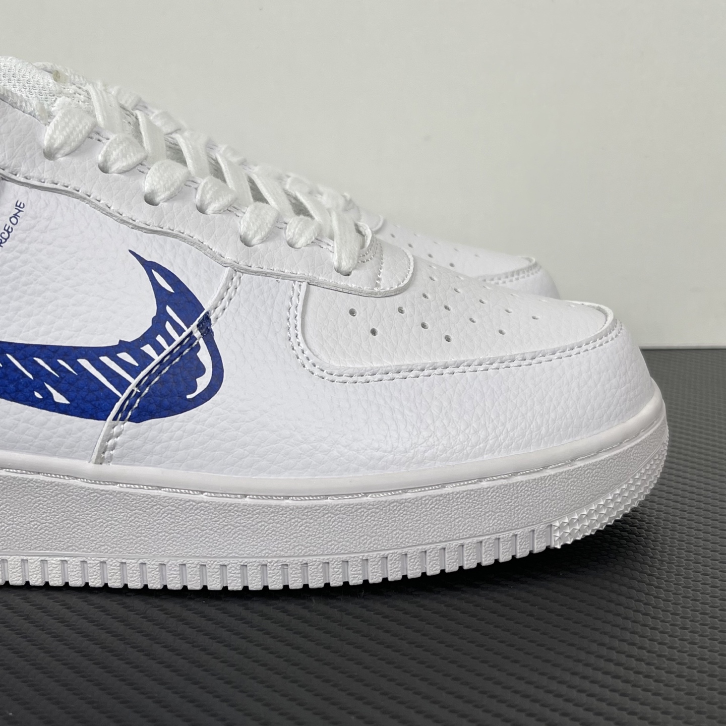 特价    
NK Air Force 1 Low ‘07 空军一号低帮经典板鞋！涂鸦蓝！
货号：CW7