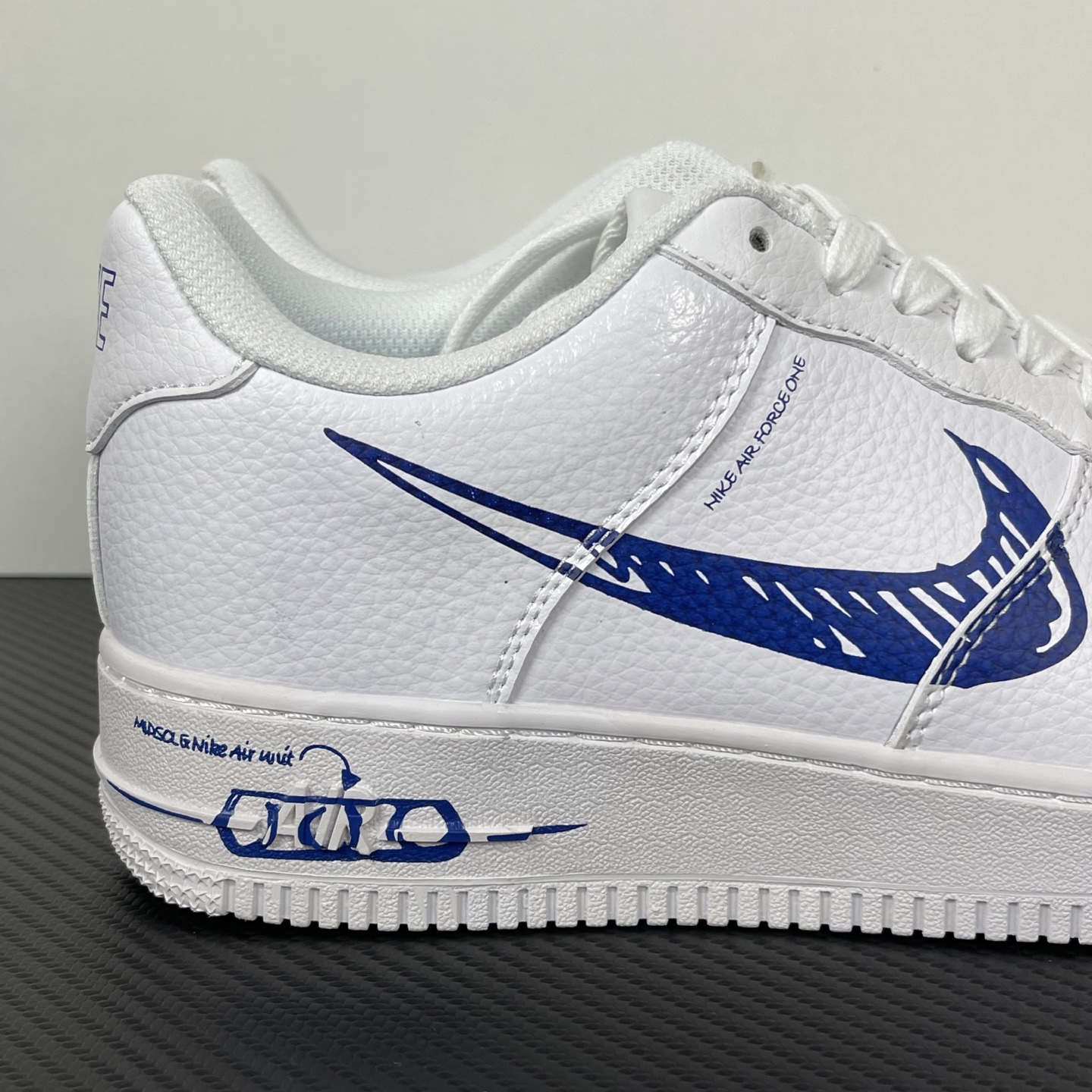 特价    
NK Air Force 1 Low ‘07 空军一号低帮经典板鞋！涂鸦蓝！
货号：CW7