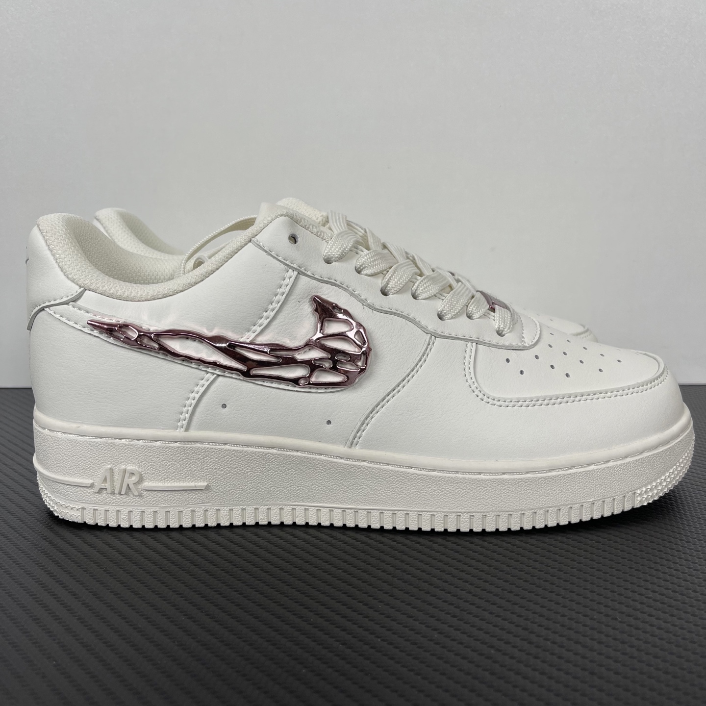 特价    
【纯原】！NK Air Force 1 Low ‘07 空军一号低帮经典板鞋！液态金！
货