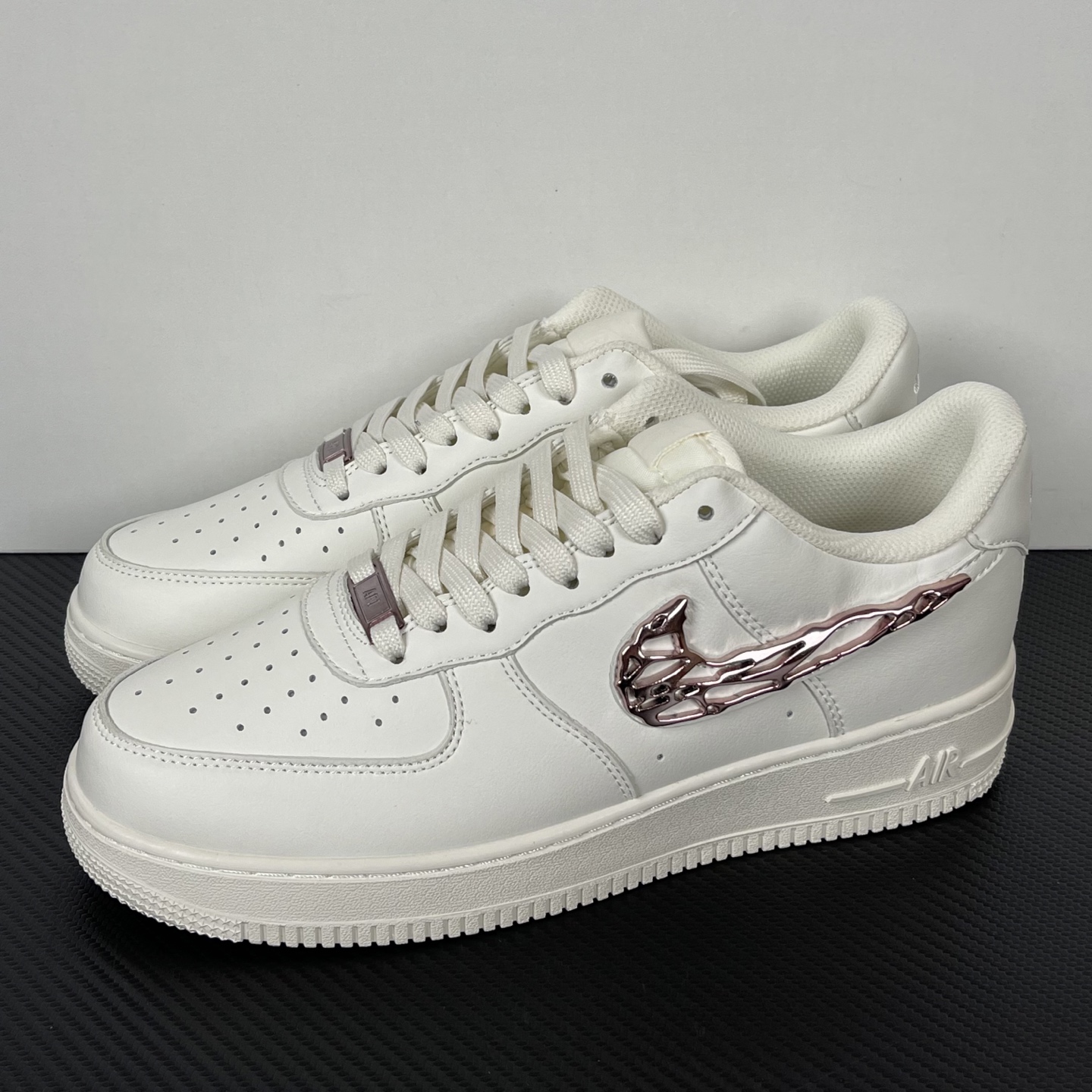 特价    
【纯原】！NK Air Force 1 Low ‘07 空军一号低帮经典板鞋！液态金！
货