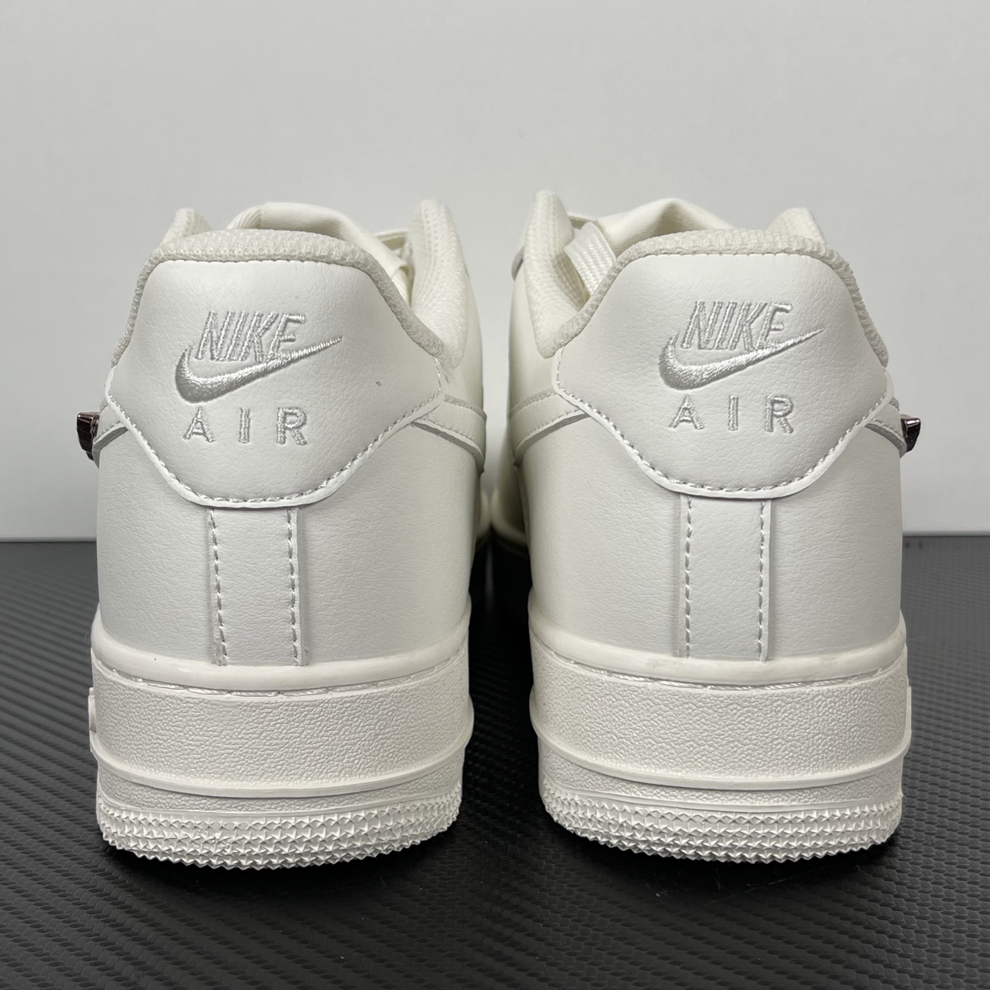 特价    
【纯原】！NK Air Force 1 Low ‘07 空军一号低帮经典板鞋！液态金！
货