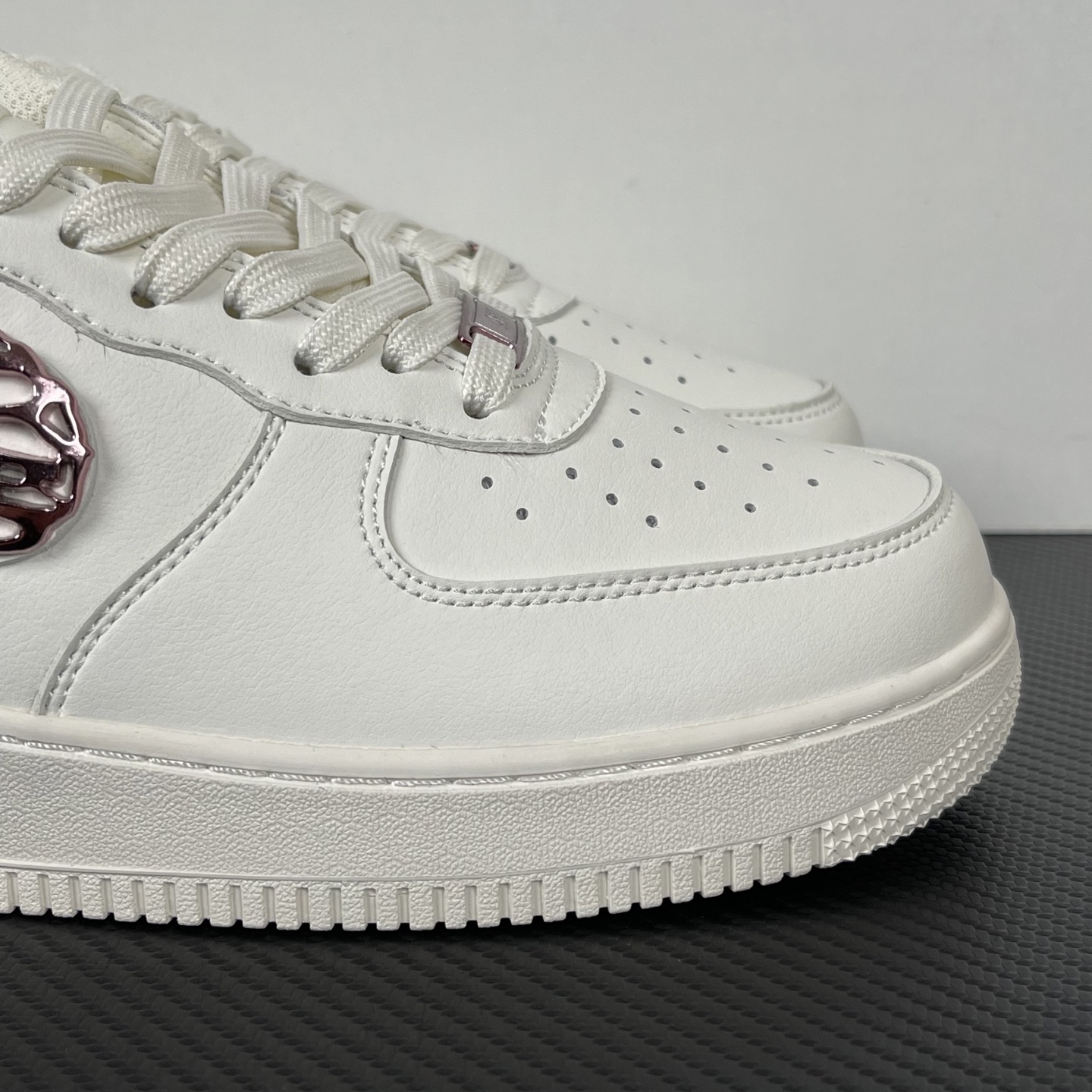 特价    
【纯原】！NK Air Force 1 Low ‘07 空军一号低帮经典板鞋！液态金！
货