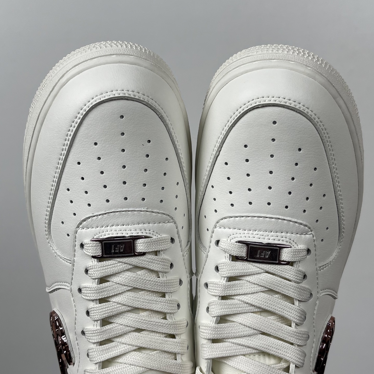 特价    
【纯原】！NK Air Force 1 Low ‘07 空军一号低帮经典板鞋！液态金！
货