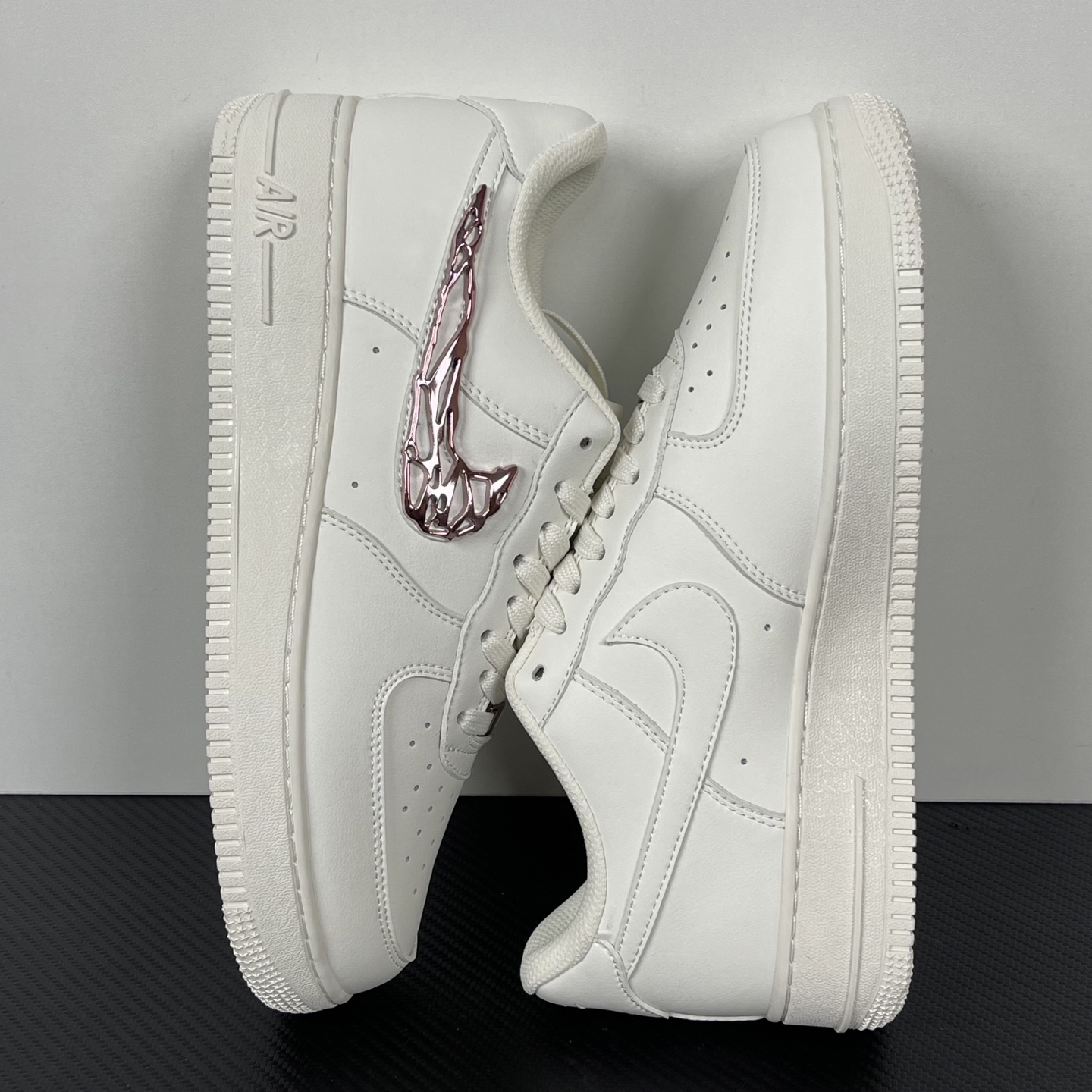 特价    
【纯原】！NK Air Force 1 Low ‘07 空军一号低帮经典板鞋！液态金！
货