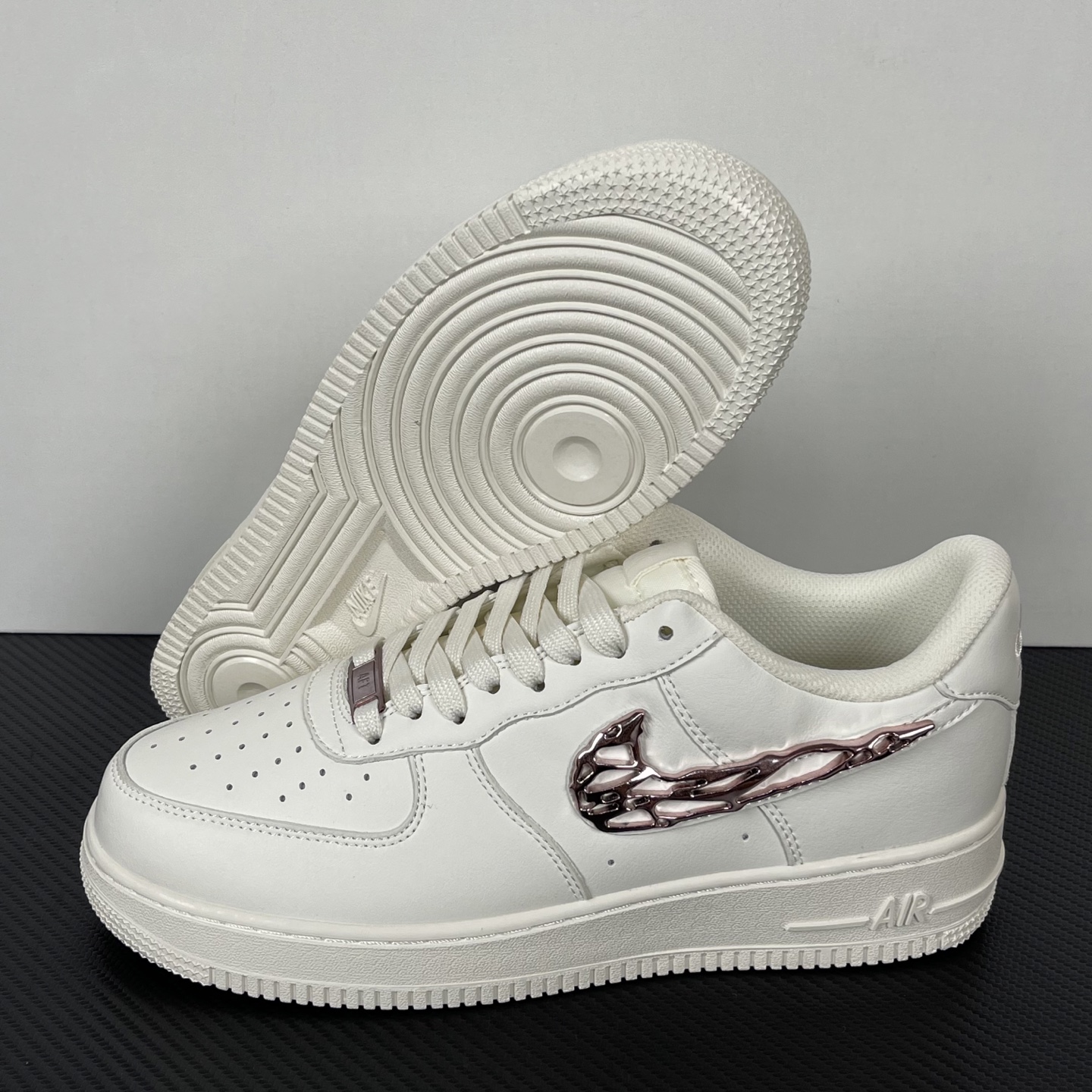 特价    
【纯原】！NK Air Force 1 Low ‘07 空军一号低帮经典板鞋！液态金！
货