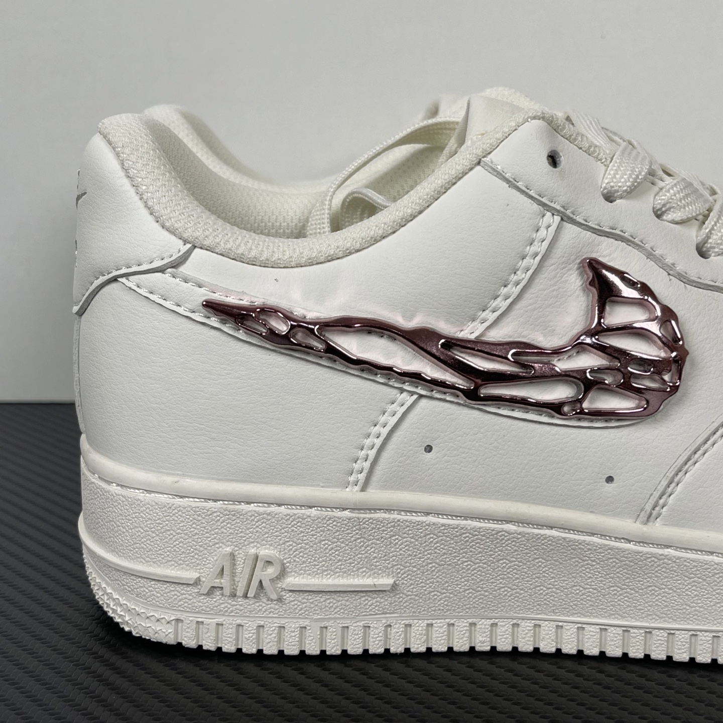 特价    
【纯原】！NK Air Force 1 Low ‘07 空军一号低帮经典板鞋！液态金！
货