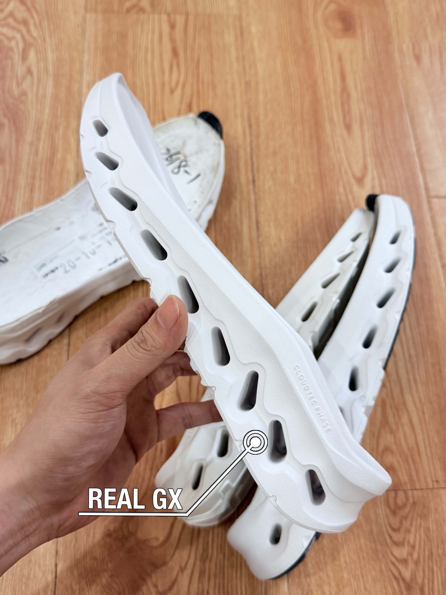GX 昂跑系列正式出货 首发配色 工厂素材👇 昂跑On Cloudtilt 网布 白黑舒适百搭 跑鞋 防滑耐磨透气 低帮 GX 昂跑系列正式出货 首发配色 工厂素材👇 昂跑On Cloudtilt 网布 白黑舒适百搭 跑鞋 防滑耐磨透气 低帮