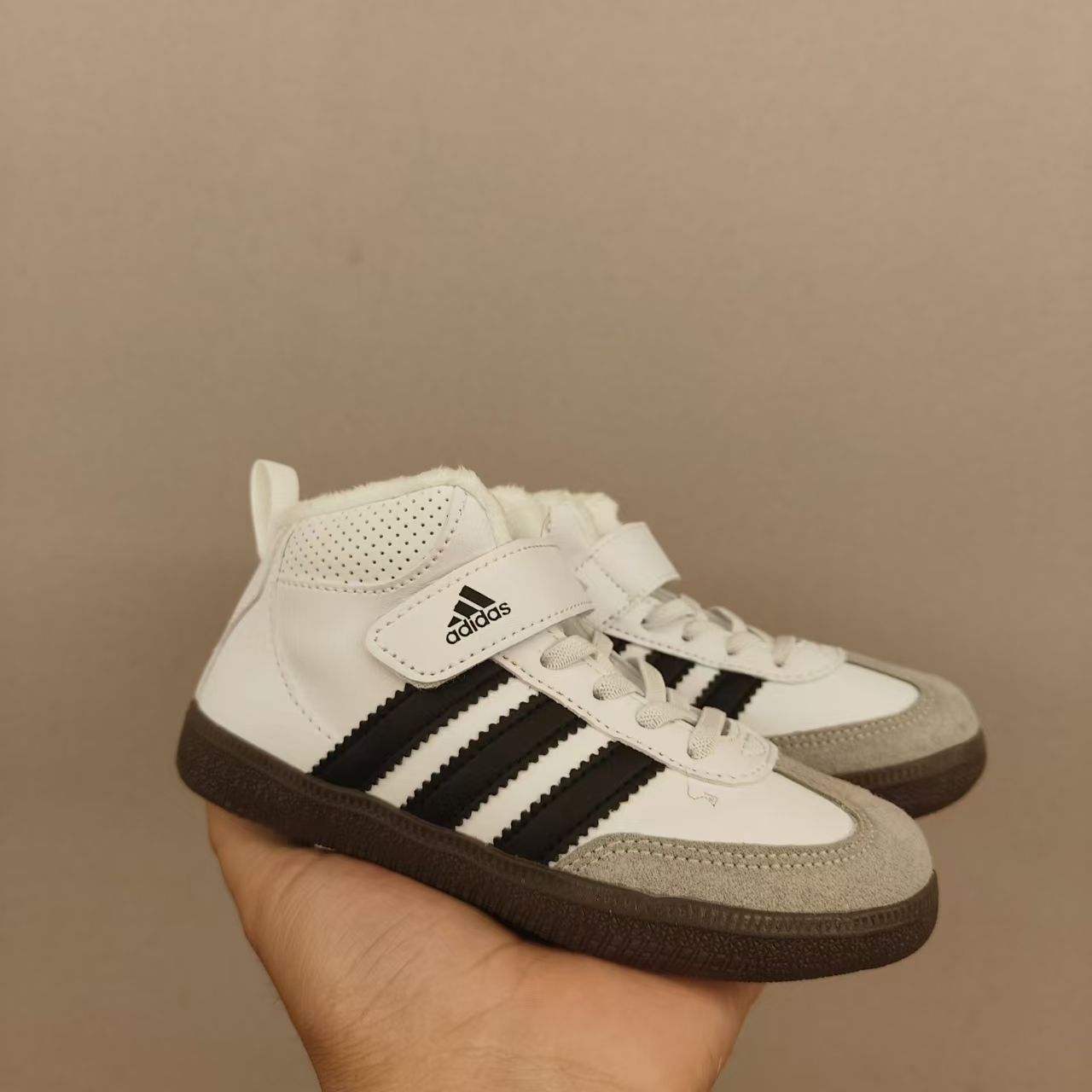 图片[2]-德训新款高帮魔术贴儿童加绒保暖运动鞋 尺码：26-37码 内里加绒，保暖又舒适❄️ 高帮款式设计，防风又保暖☁️ 橡胶耐磨防滑大底，脚感不言而喻✌🏻-选品中心