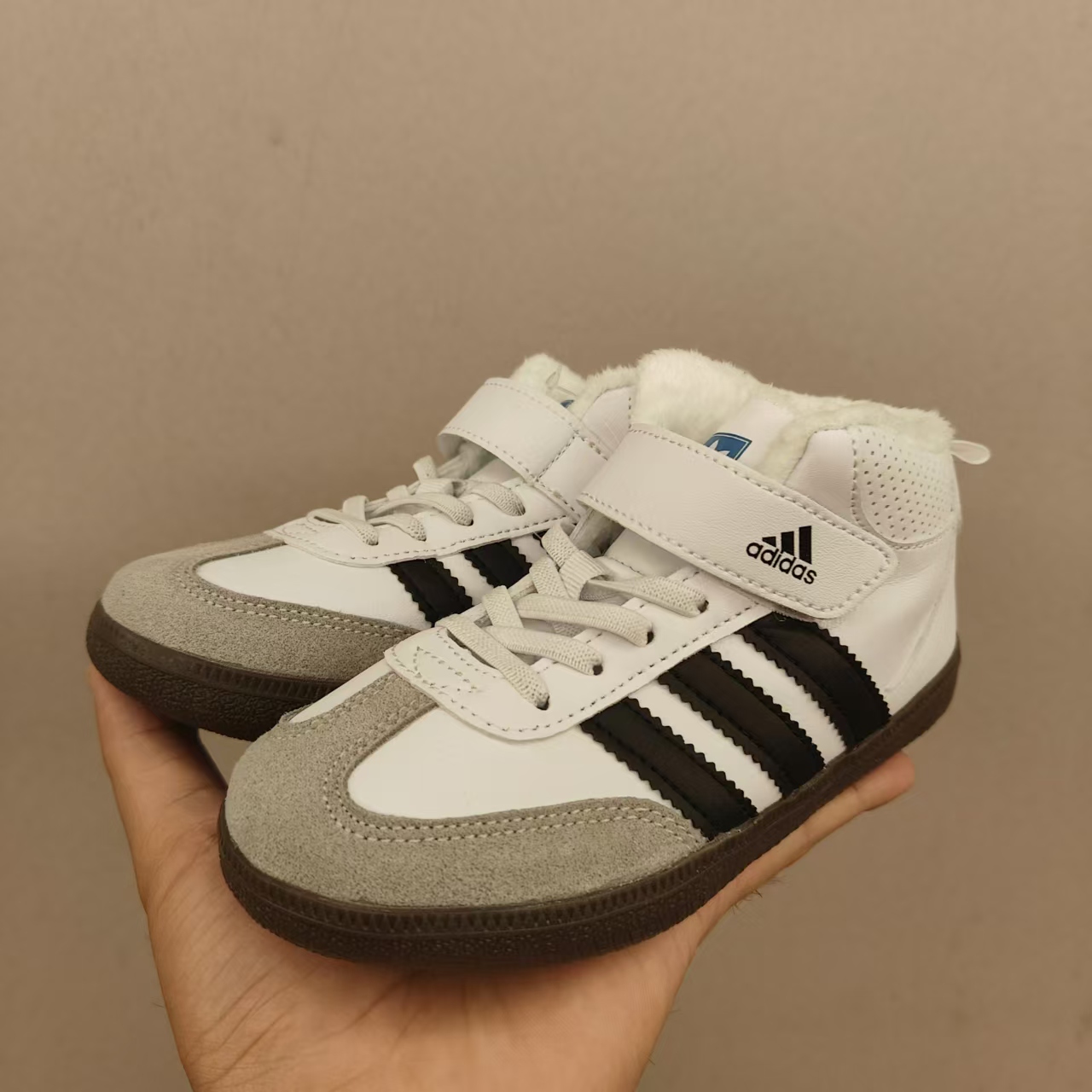 图片[8]-德训新款高帮魔术贴儿童加绒保暖运动鞋 尺码：26-37码 内里加绒，保暖又舒适❄️ 高帮款式设计，防风又保暖☁️ 橡胶耐磨防滑大底，脚感不言而喻✌🏻-选品中心