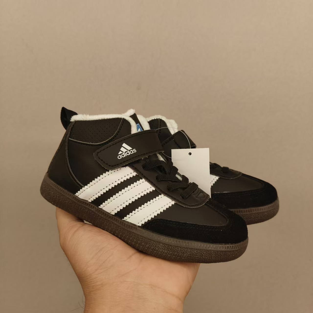 图片[2]-德训新款高帮魔术贴儿童加绒保暖运动鞋 尺码：26-37码 内里加绒，保暖又舒适❄️ 高帮款式设计，防风又保暖☁️ 橡胶耐磨防滑大底，脚感不言而喻✌🏻-选品中心