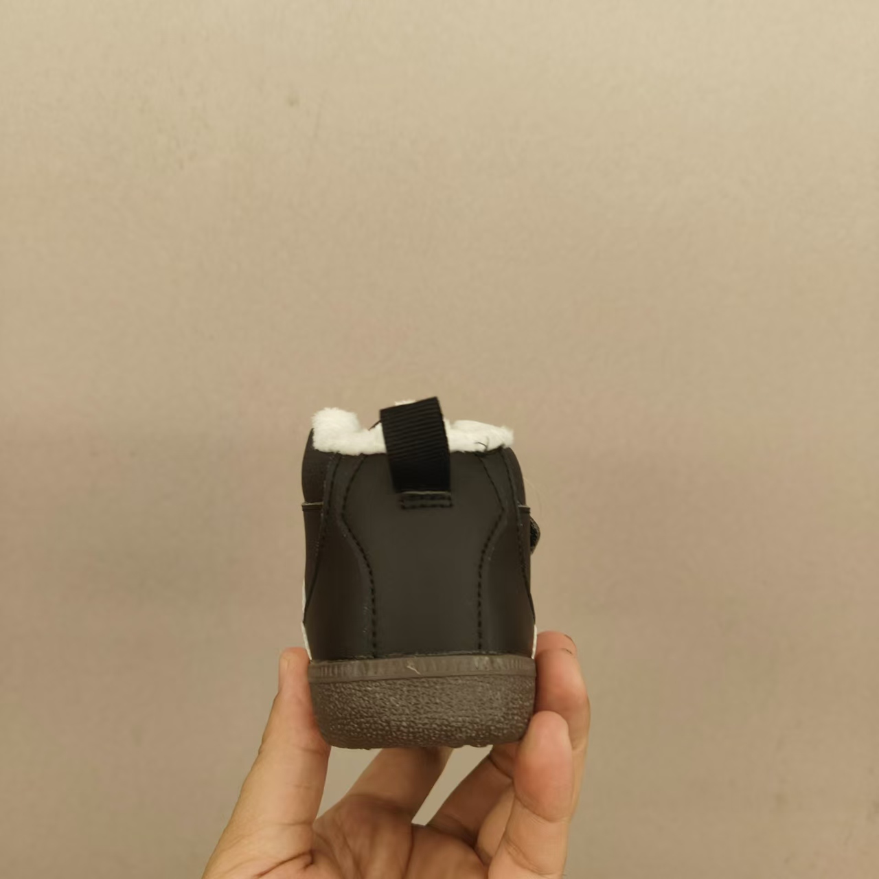 图片[5]-德训新款高帮魔术贴儿童加绒保暖运动鞋 尺码：26-37码 内里加绒，保暖又舒适❄️ 高帮款式设计，防风又保暖☁️ 橡胶耐磨防滑大底，脚感不言而喻✌🏻-选品中心