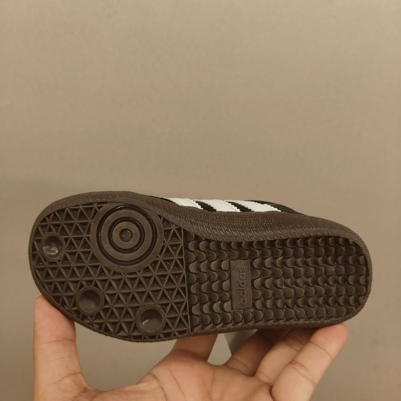 图片[6]-德训新款高帮魔术贴儿童加绒保暖运动鞋 尺码：26-37码 内里加绒，保暖又舒适❄️ 高帮款式设计，防风又保暖☁️ 橡胶耐磨防滑大底，脚感不言而喻✌🏻-选品中心