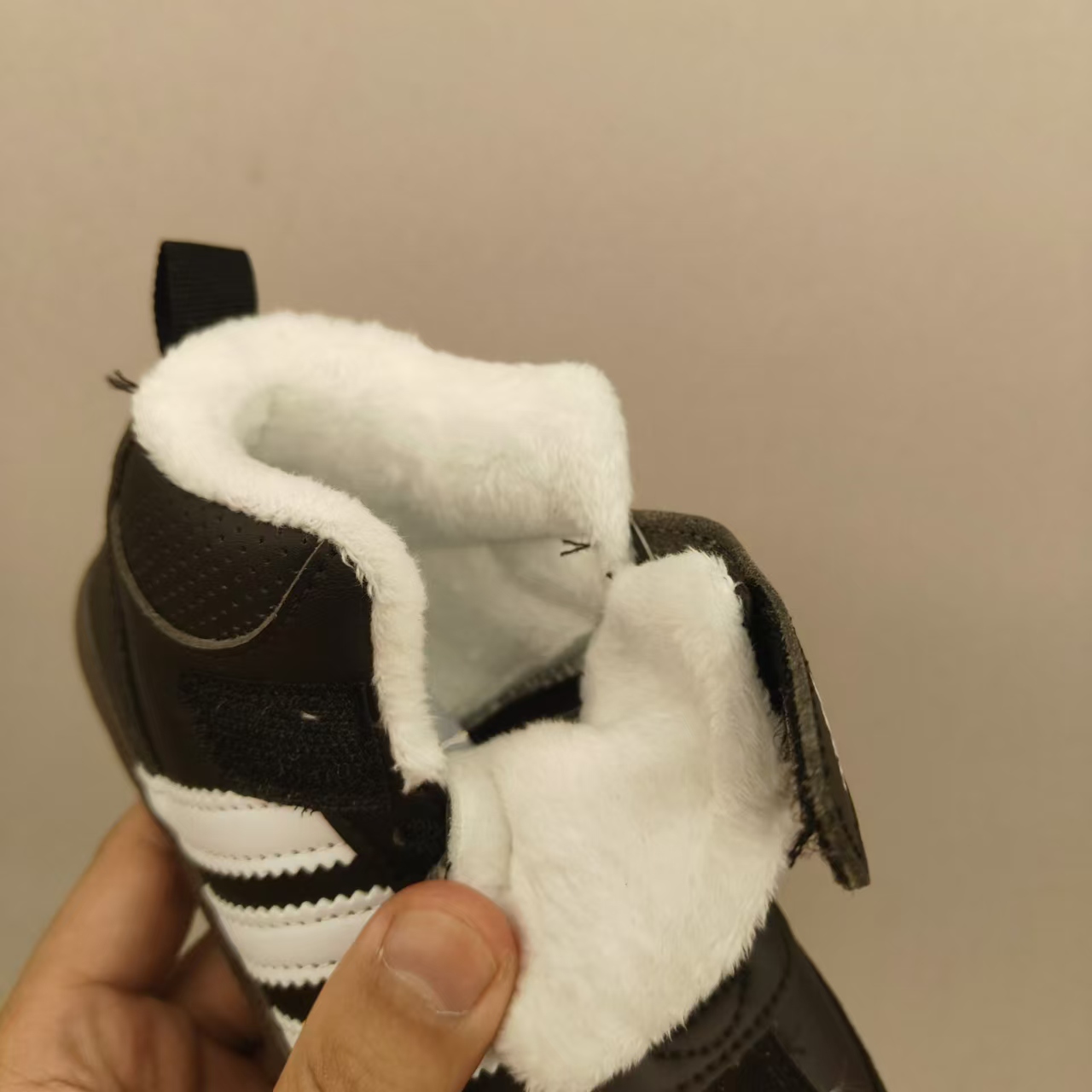 图片[7]-德训新款高帮魔术贴儿童加绒保暖运动鞋 尺码：26-37码 内里加绒，保暖又舒适❄️ 高帮款式设计，防风又保暖☁️ 橡胶耐磨防滑大底，脚感不言而喻✌🏻-选品中心