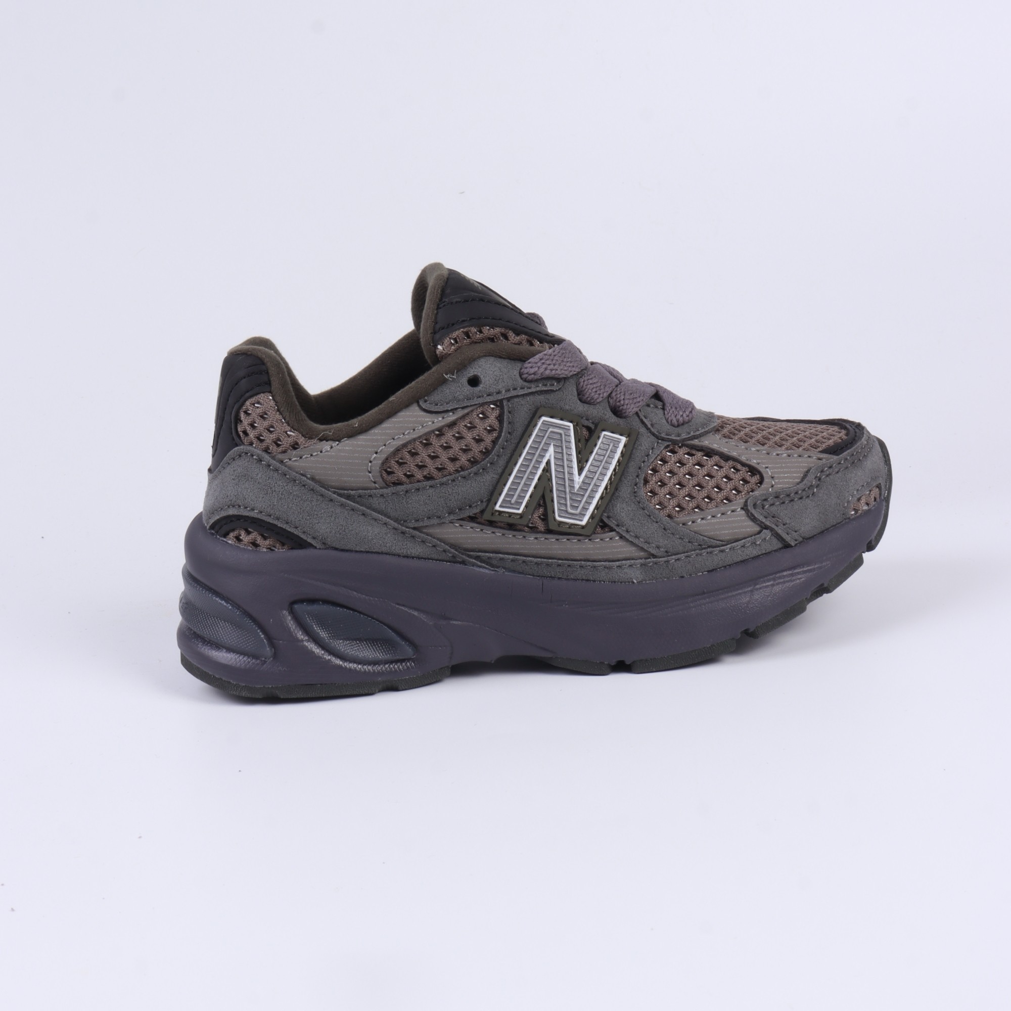 NO:337397,New Balance series children's shoes retro casual running shoes The soft suede on the upper is paired with nylon mesh, which is particularly breathable and retro. Whether it is matched with jeans or work pants, it is versatile!  26-37 yuan, NB, new balance, jeans, chamois leather,19860909新百伦New Balance 系列 童鞋复古休闲跑步鞋 鞋面的柔软麂皮搭配尼龙网布,特别透气而且还复古感,不管是搭配牛仔裤还工装裤都是百搭！ 码数26-37钱,NB,new balance,jeans,chamois leather,,Children's