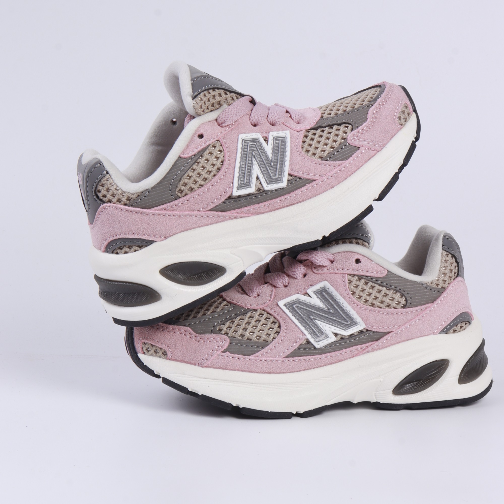 NO:337387,New Balance series children's shoes retro casual running shoes The soft suede on the upper is paired with nylon mesh, which is particularly breathable and retro. Whether it is matched with jeans or work pants, it is versatile!  26-37, NB, new balance, jeans, chamois leather,19860909新百伦New Balance 系列 童鞋复古休闲跑步鞋 鞋面的柔软麂皮搭配尼龙网布,特别透气而且还复古感,不管是搭配牛仔裤还工装裤都是百搭！ 码数26-37,NB,new balance,jeans,chamois leather,,Children's